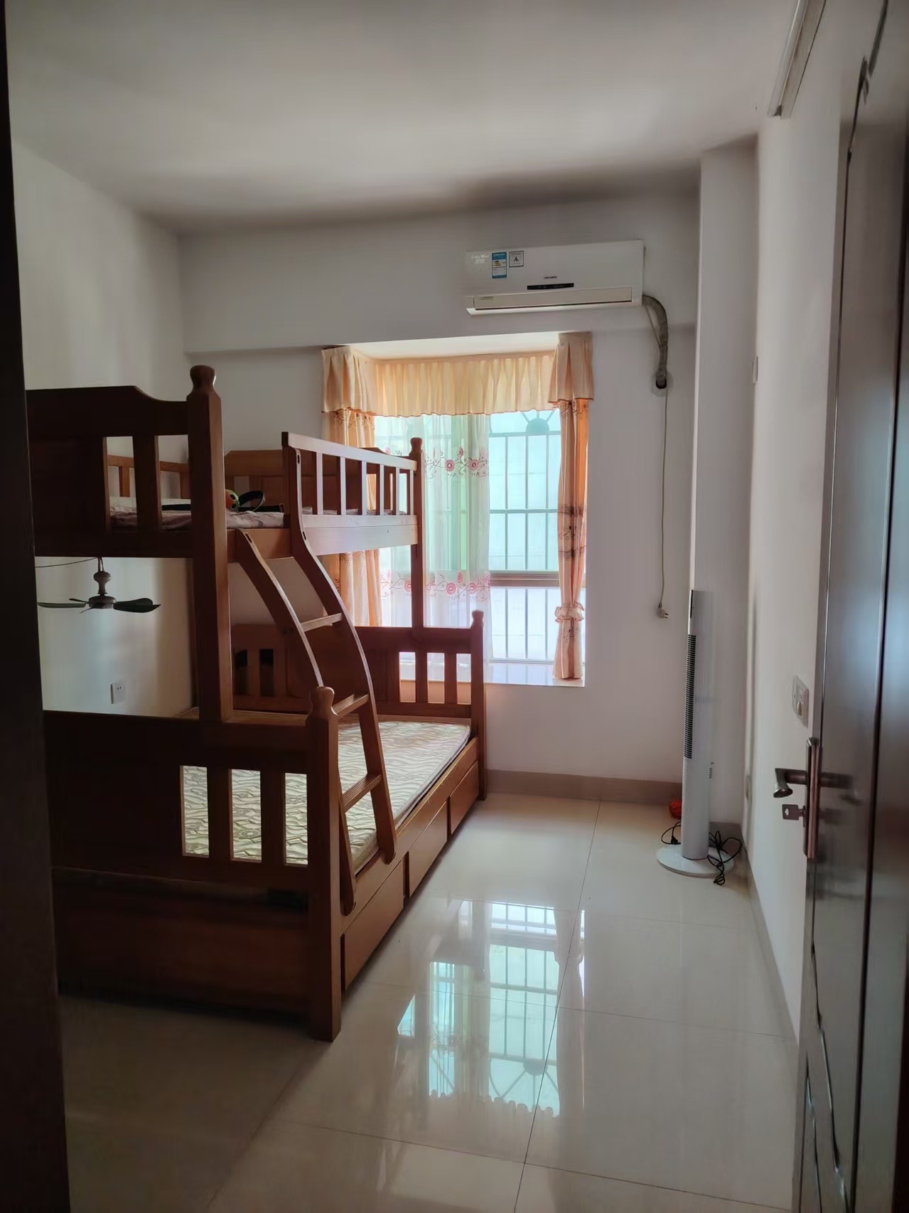 山高经典(山高村) 3室1厅2卫 70.0万 山高经典(山高村) 3室1厅2卫 70.0万客厅