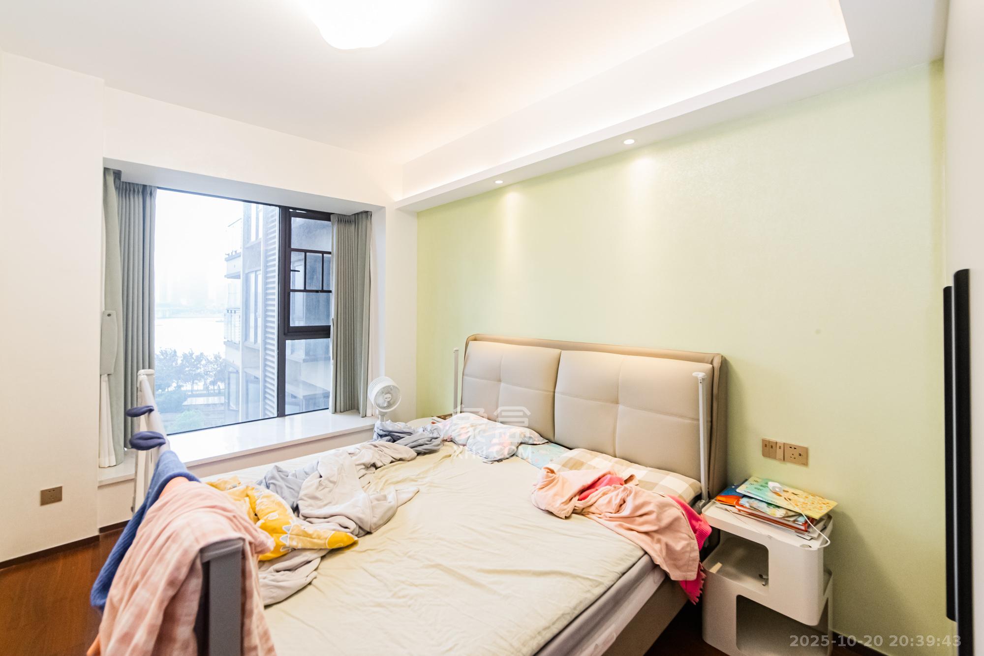 北辰瀚江府  4室2厅2卫    340.0万卧室