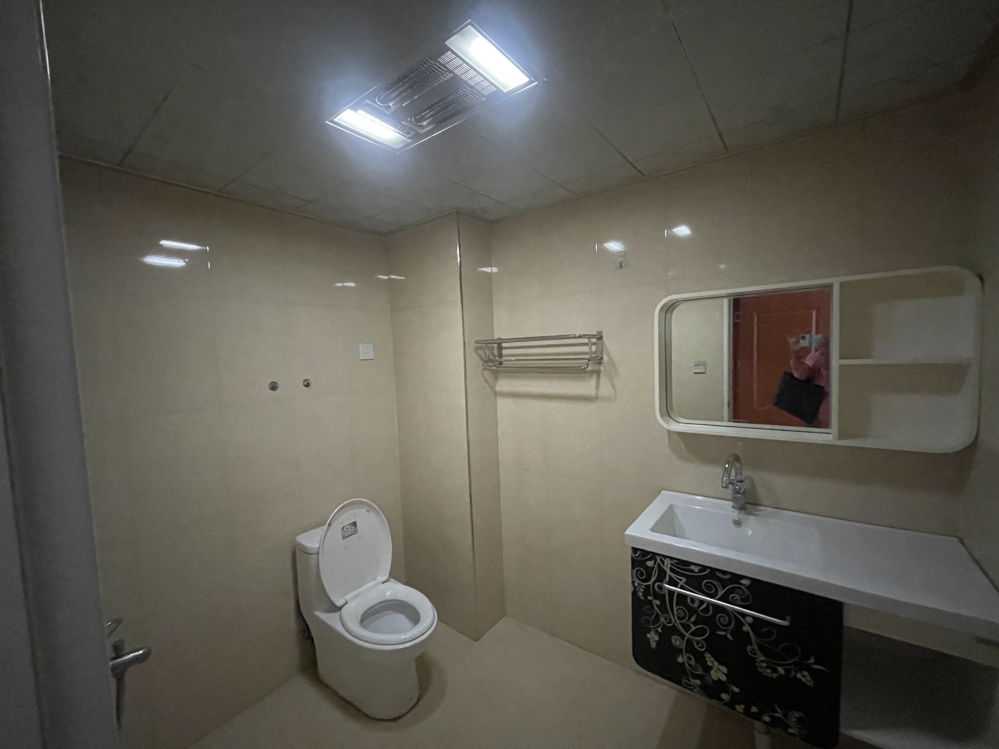 兴雁大楼 3室2厅2卫 1300.0元/月 兴雁大楼 3室2厅2卫 1300.0元/月室内图