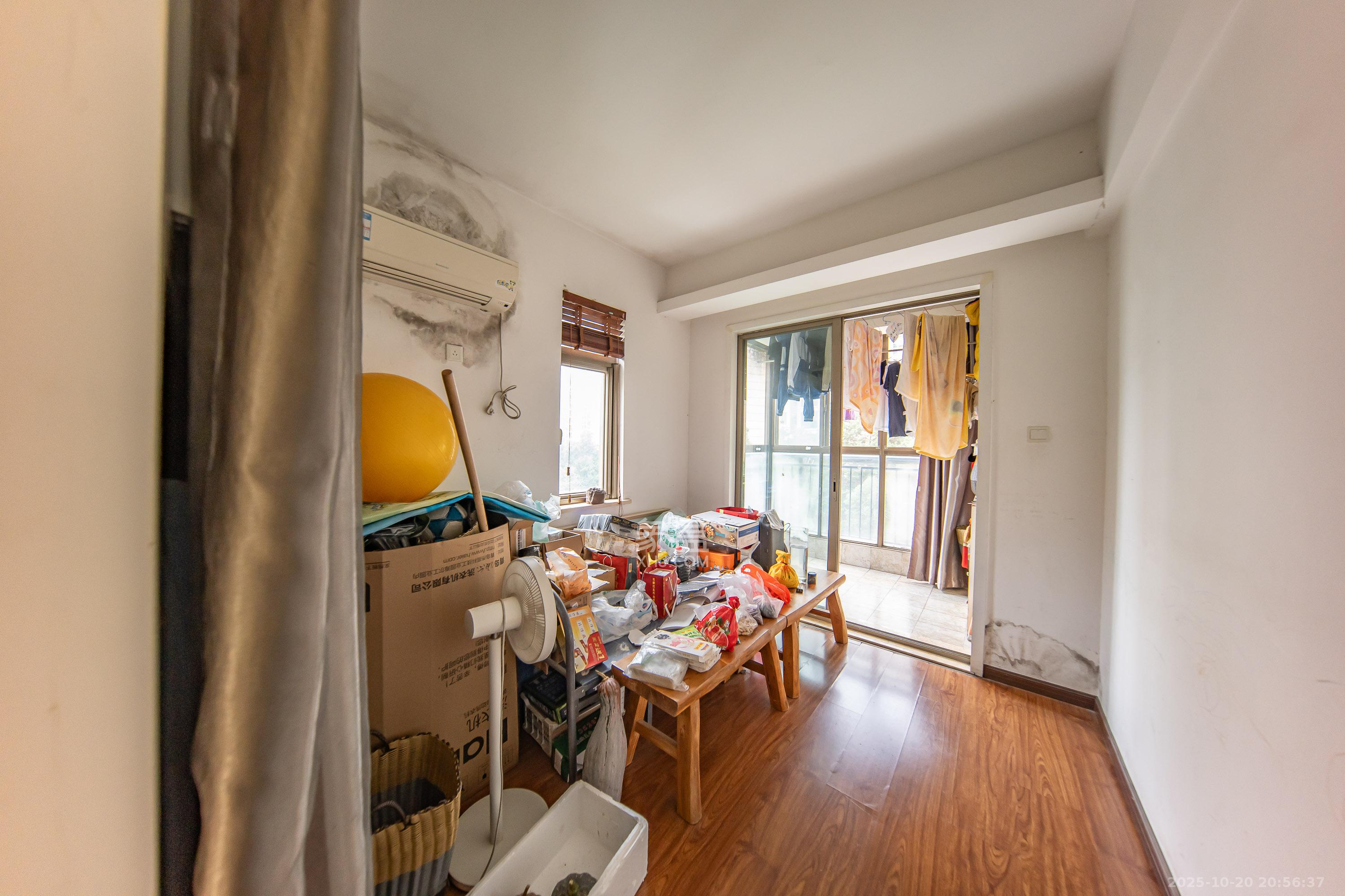 米兰春天  1室0厅0卫    82.0万卧室