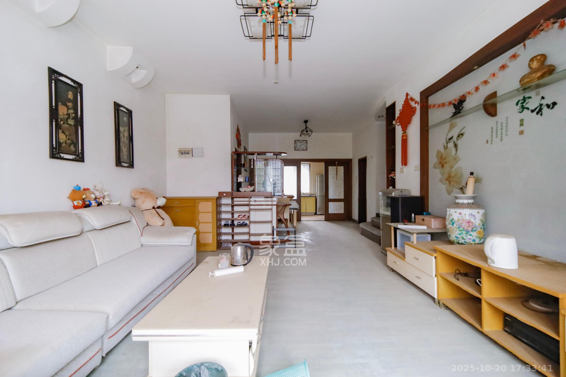 融城花苑  5室2厅3卫    95.0万客厅