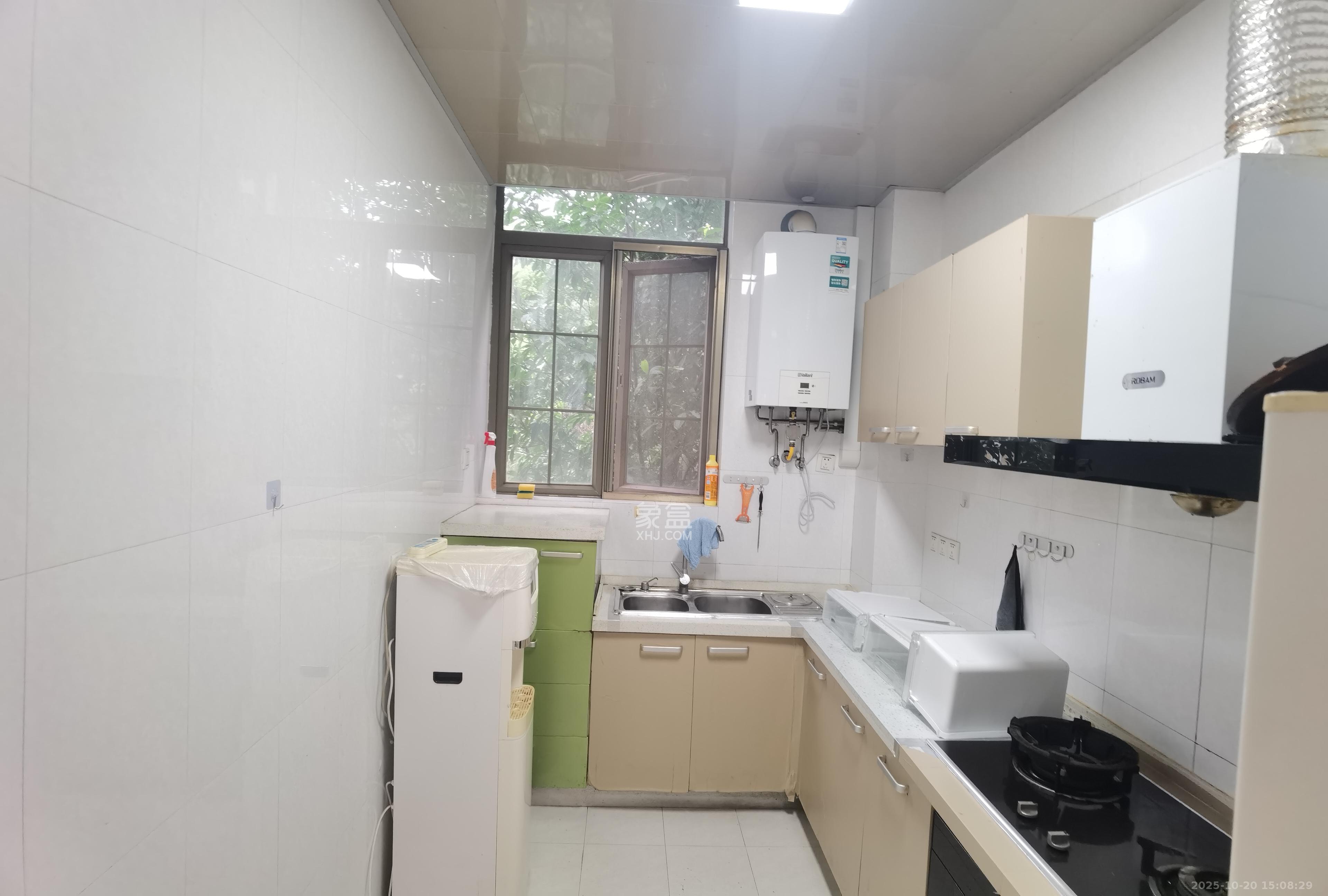 卓越蔚蓝海岸一期  3室2厅2卫    3000.0元/月室内图