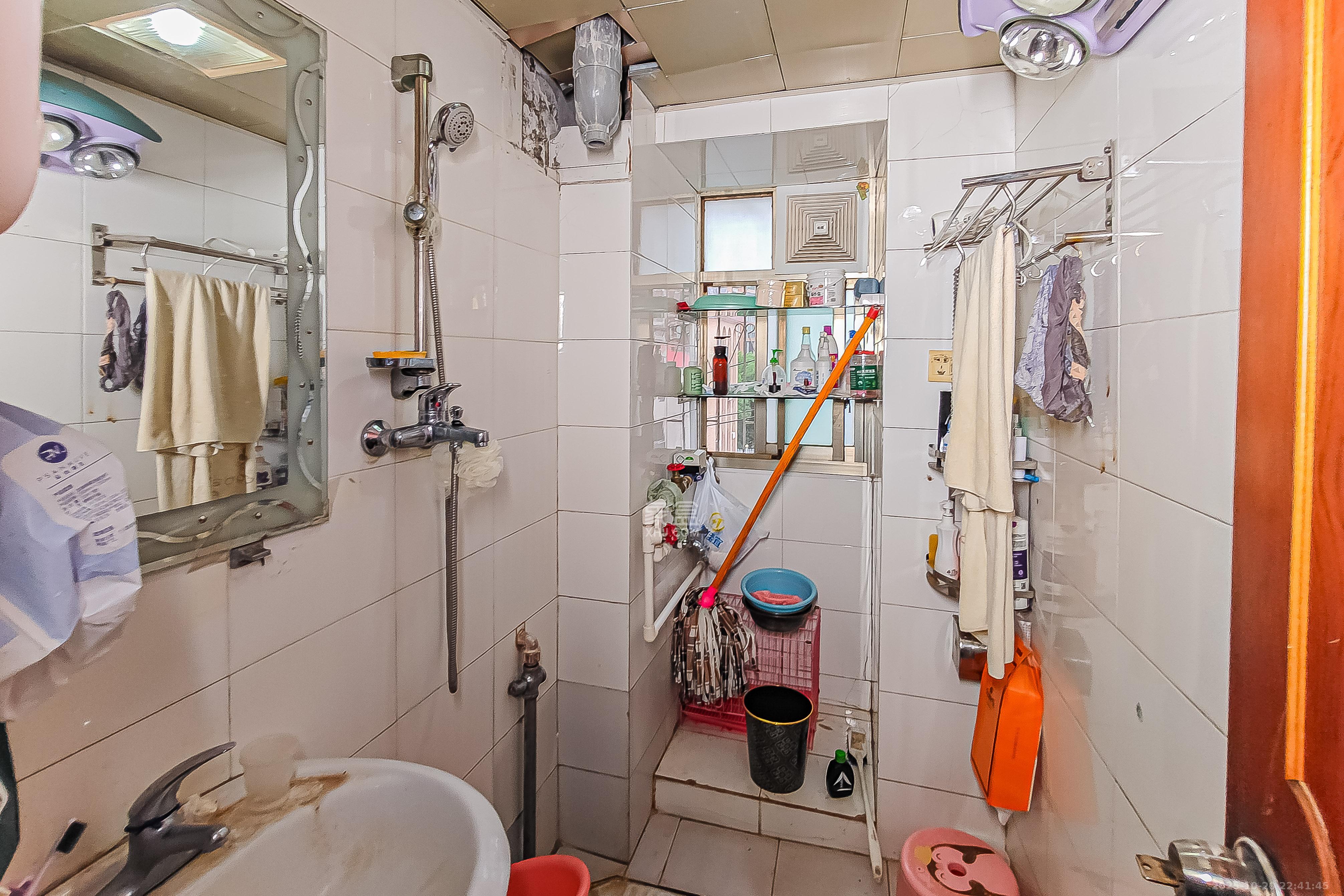 上工商银行宿舍  2室2厅1卫    48.8万卫生间