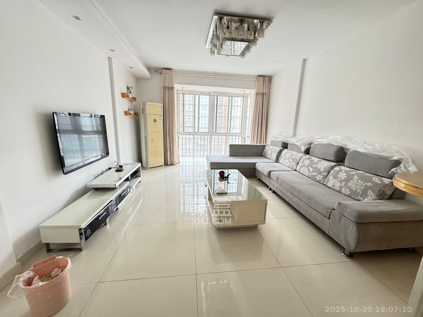 圣力华苑  3室2厅1卫    1750.0元/月室内图1