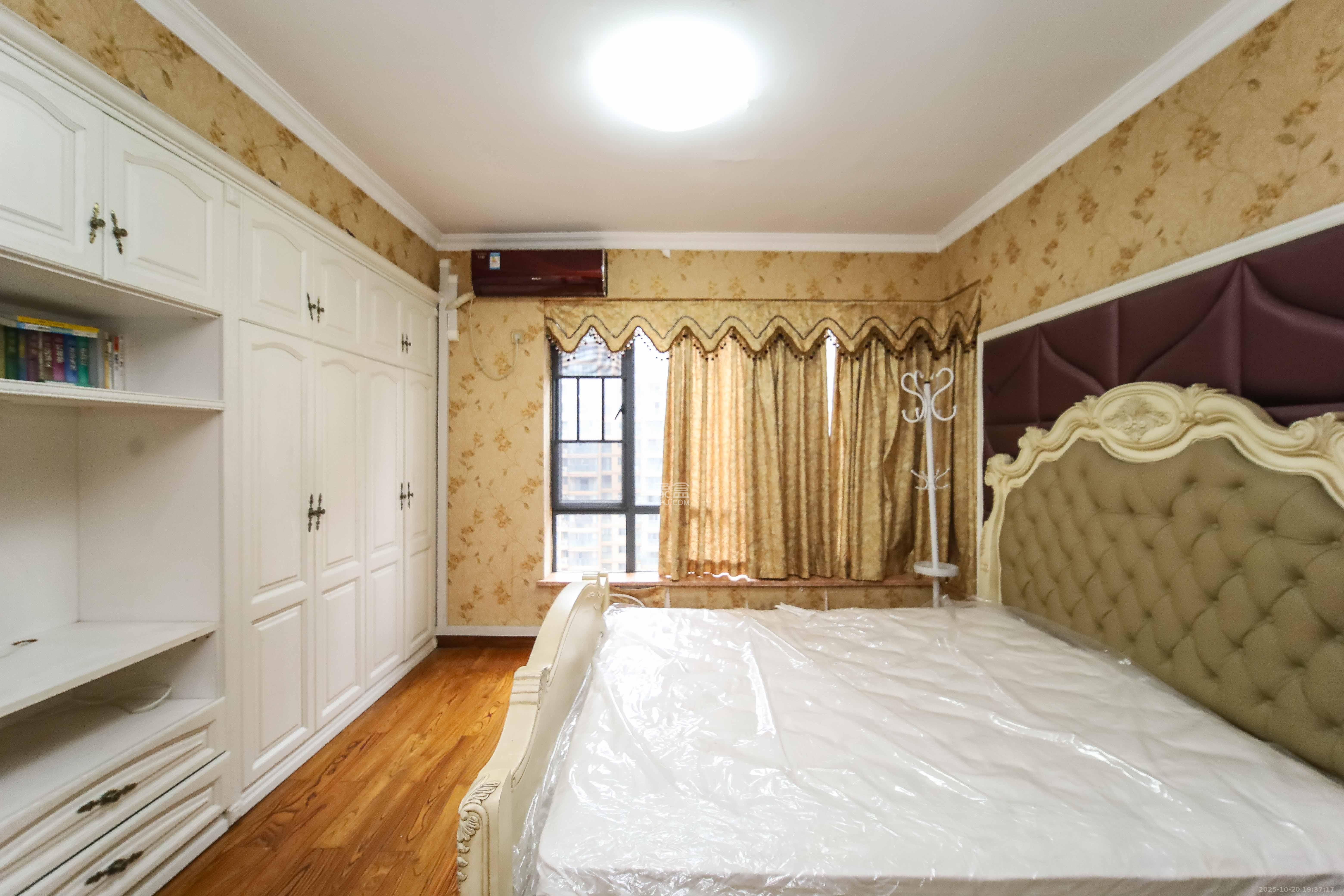 江河双水湾  3室2厅2卫    138.0万 江河双水湾  3室2厅2卫    138.0万卧室