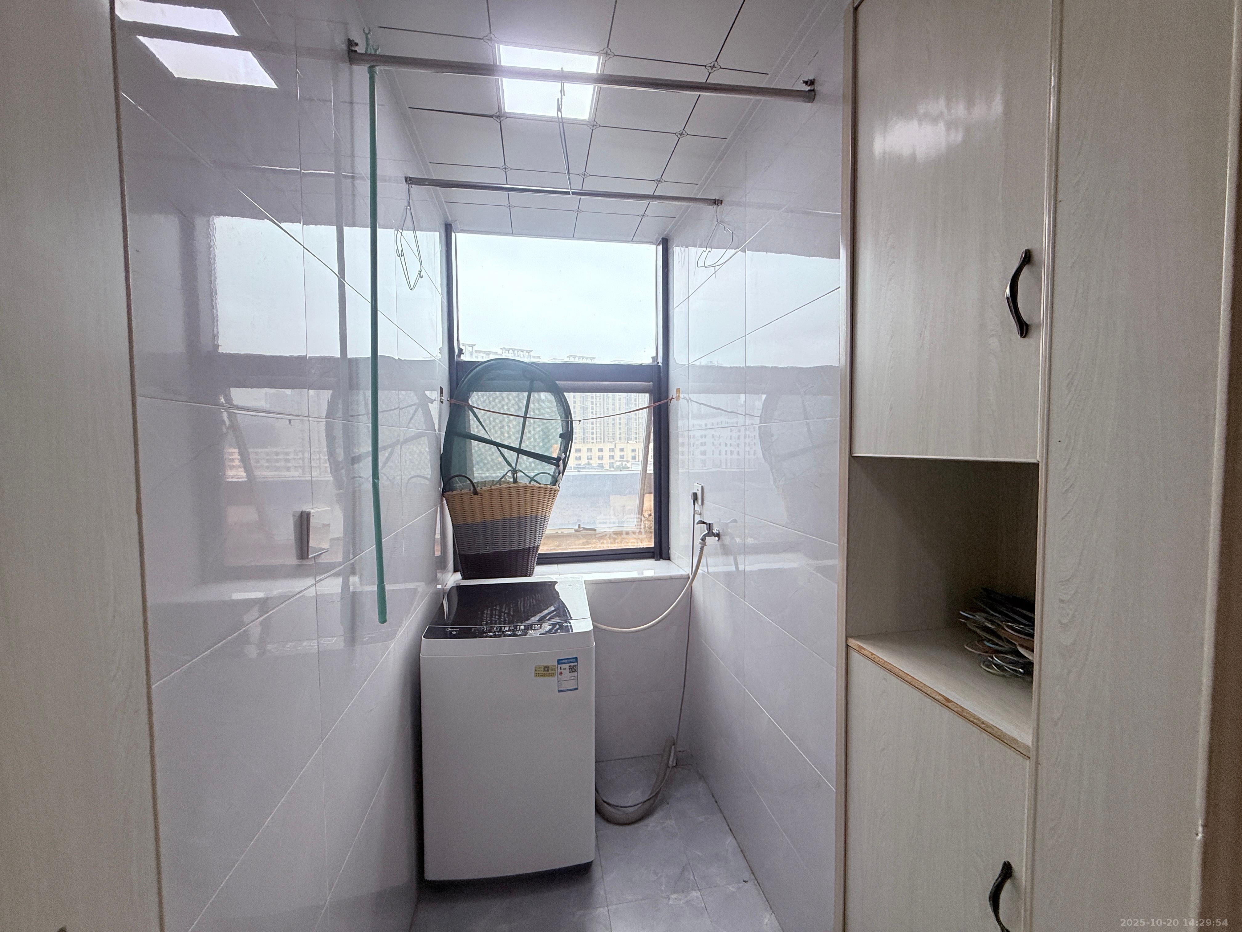 江南华府  1室1厅1卫    1600.0元/月 江南华府  1室1厅1卫    1600.0元/月室内图