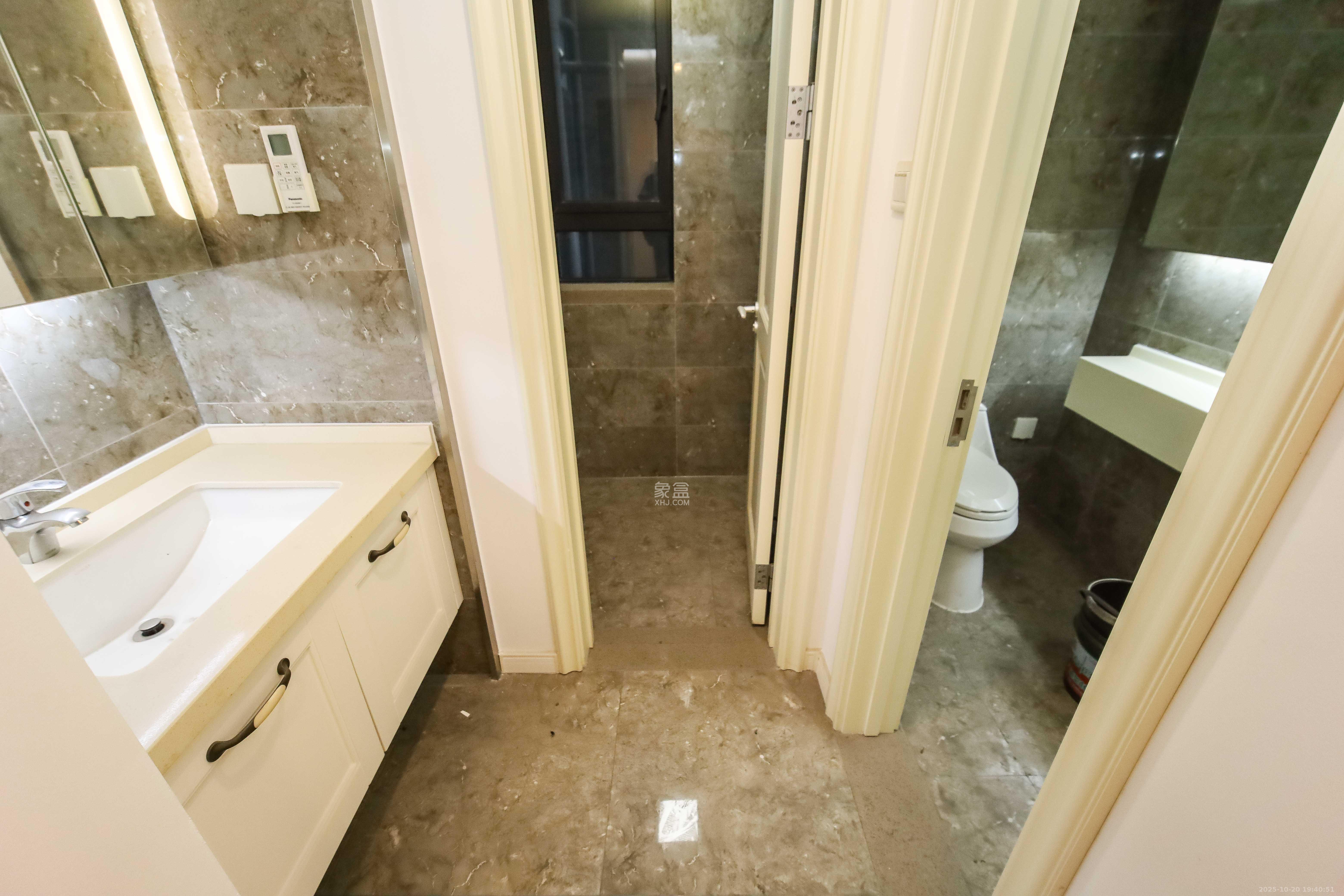 万科金域蓝湾  4室2厅2卫    170.0万卫生间