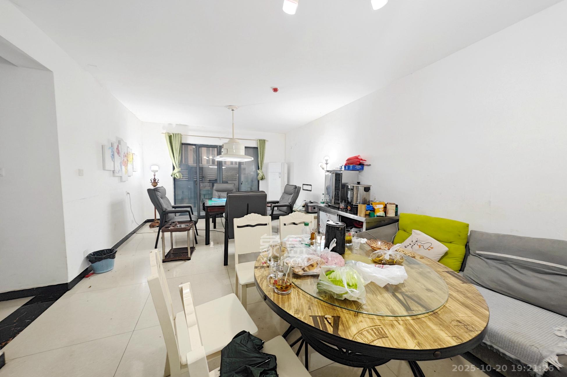 天翼花园(中国电信单位房) 3室2厅1卫 116.0万 天翼花园(中国电信单位房) 3室2厅1卫 116.0万客厅