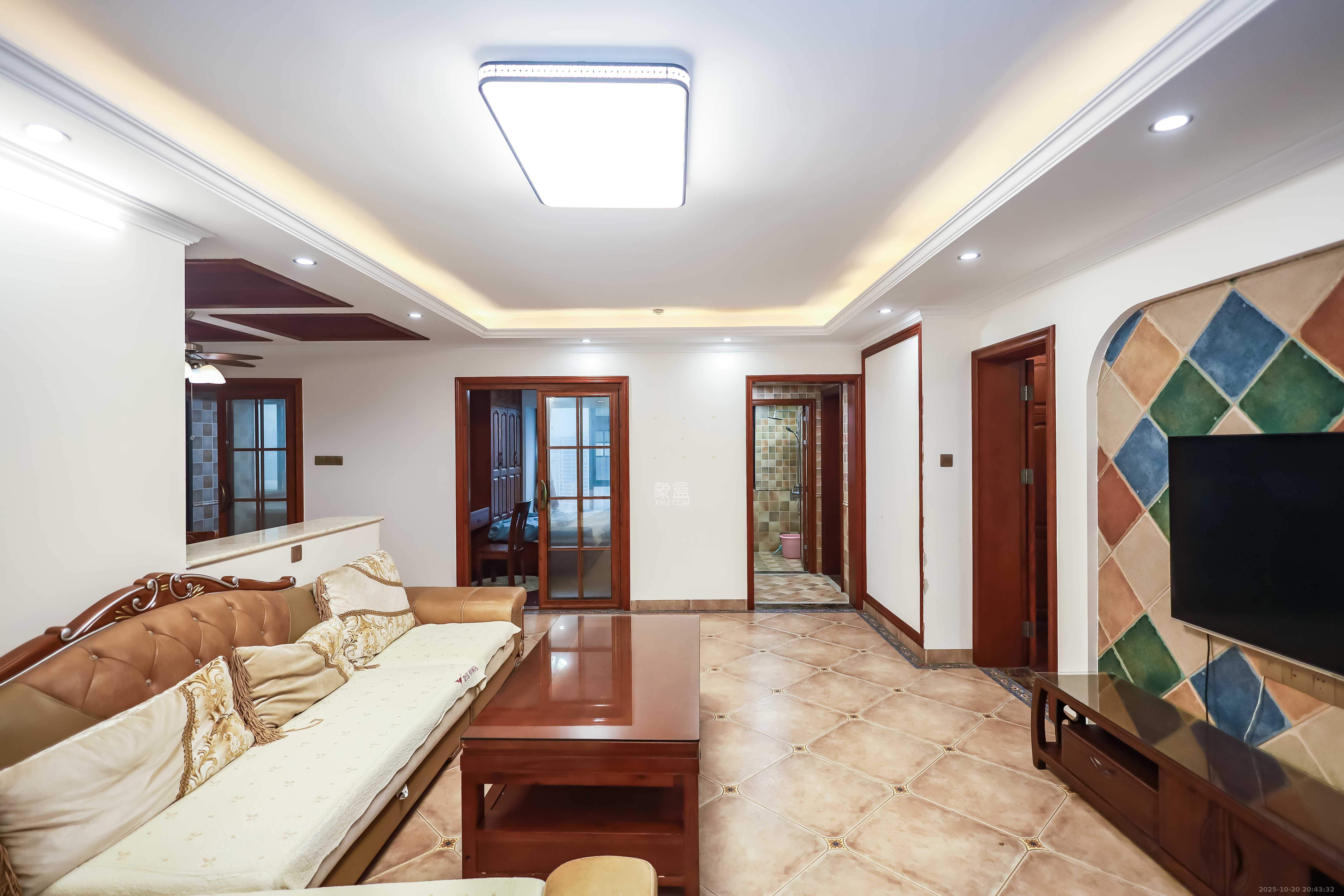 卓越蔚蓝海岸三期  3室2厅2卫    118.0万客厅