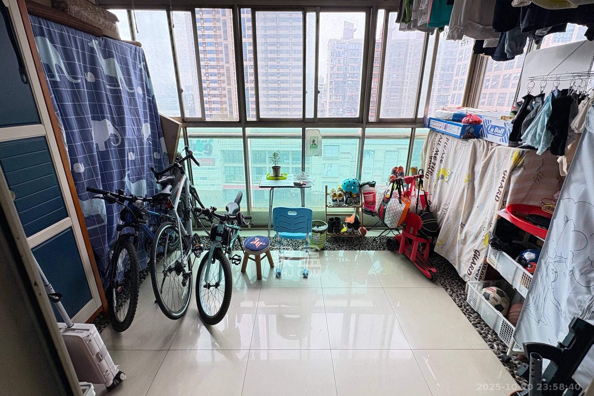 王府花园  3室2厅2卫    128.0万阳台