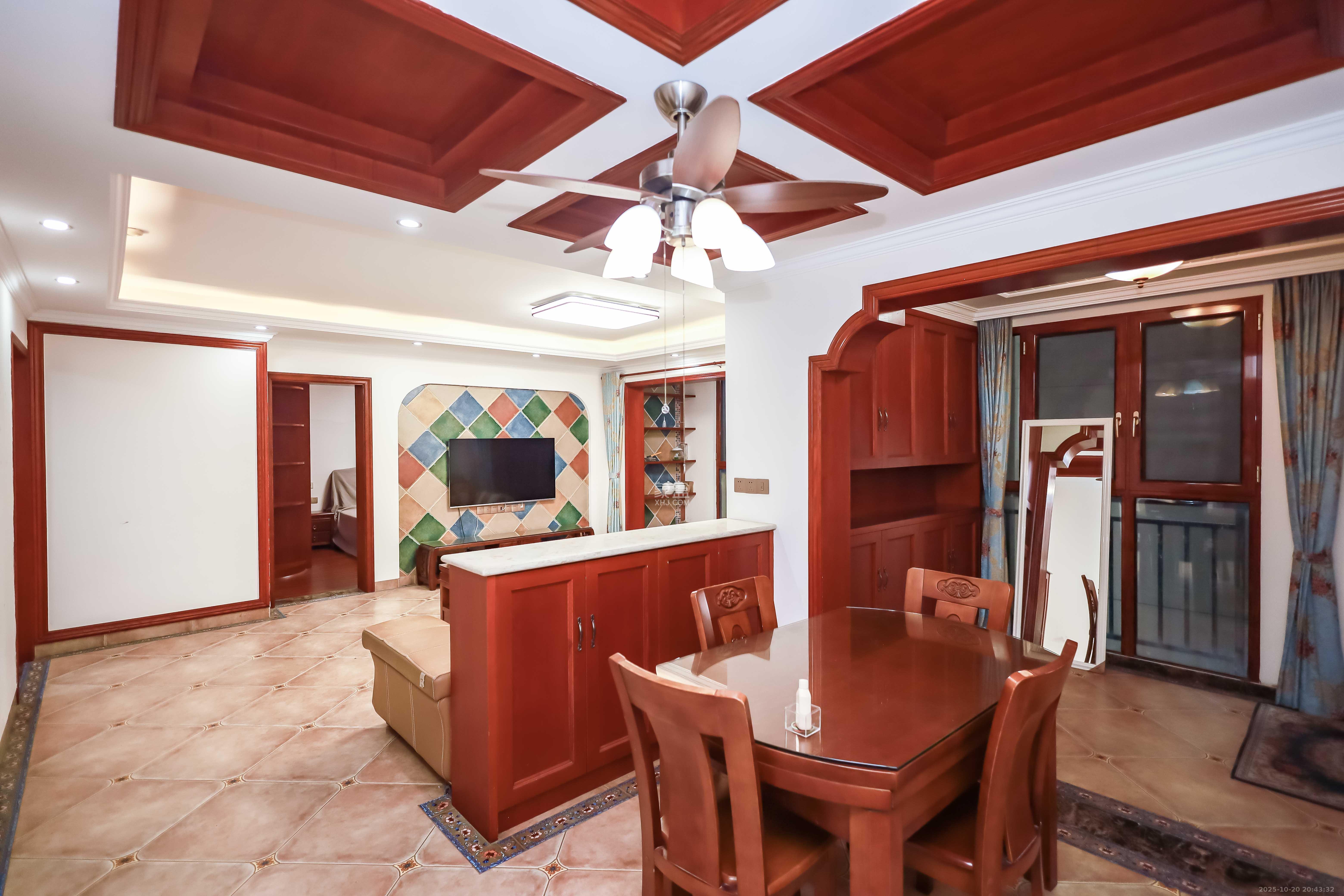 卓越蔚蓝海岸三期  3室2厅2卫    118.0万客厅