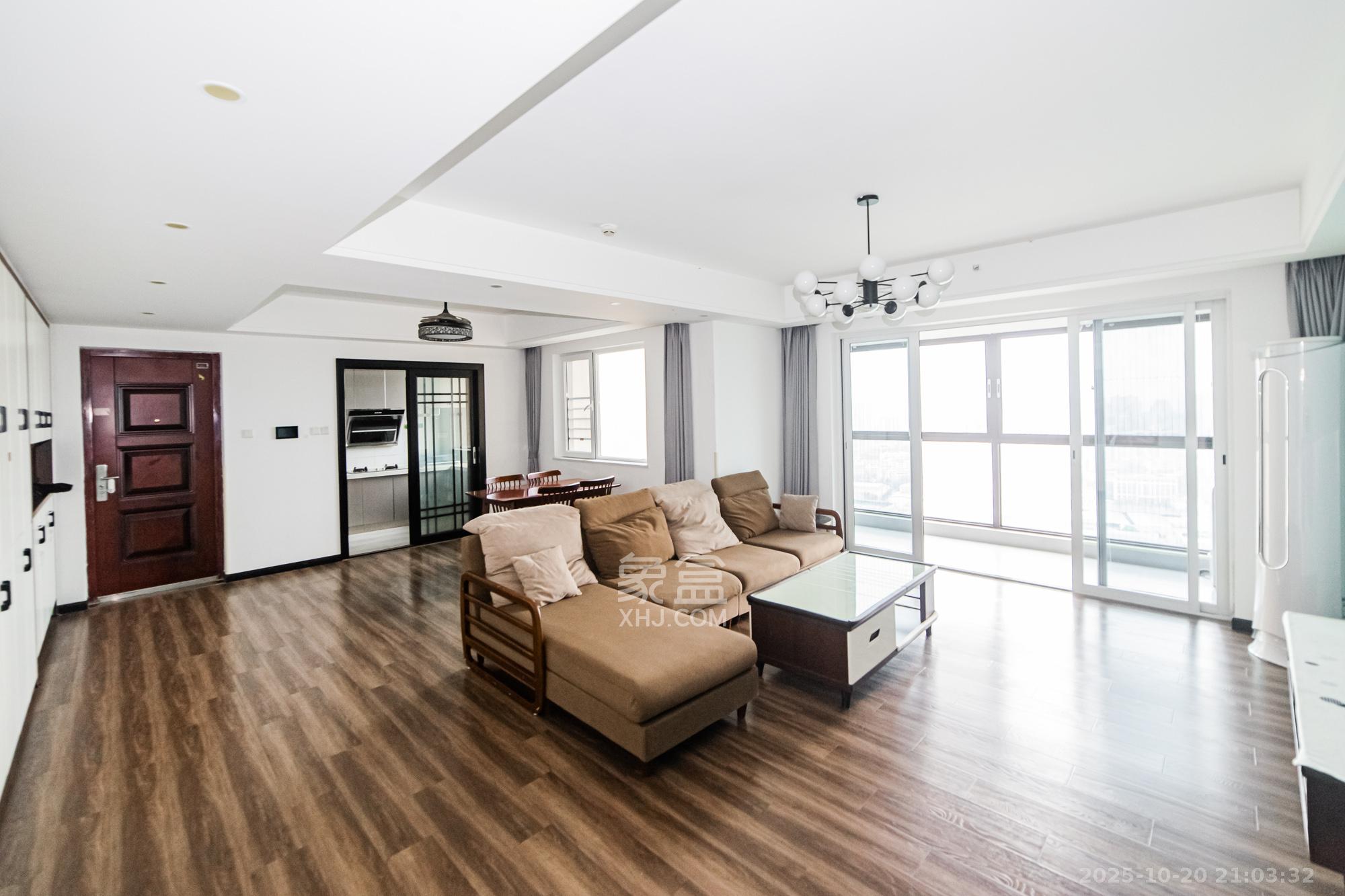 北辰三角洲C2区  3室2厅2卫    218.0万客厅