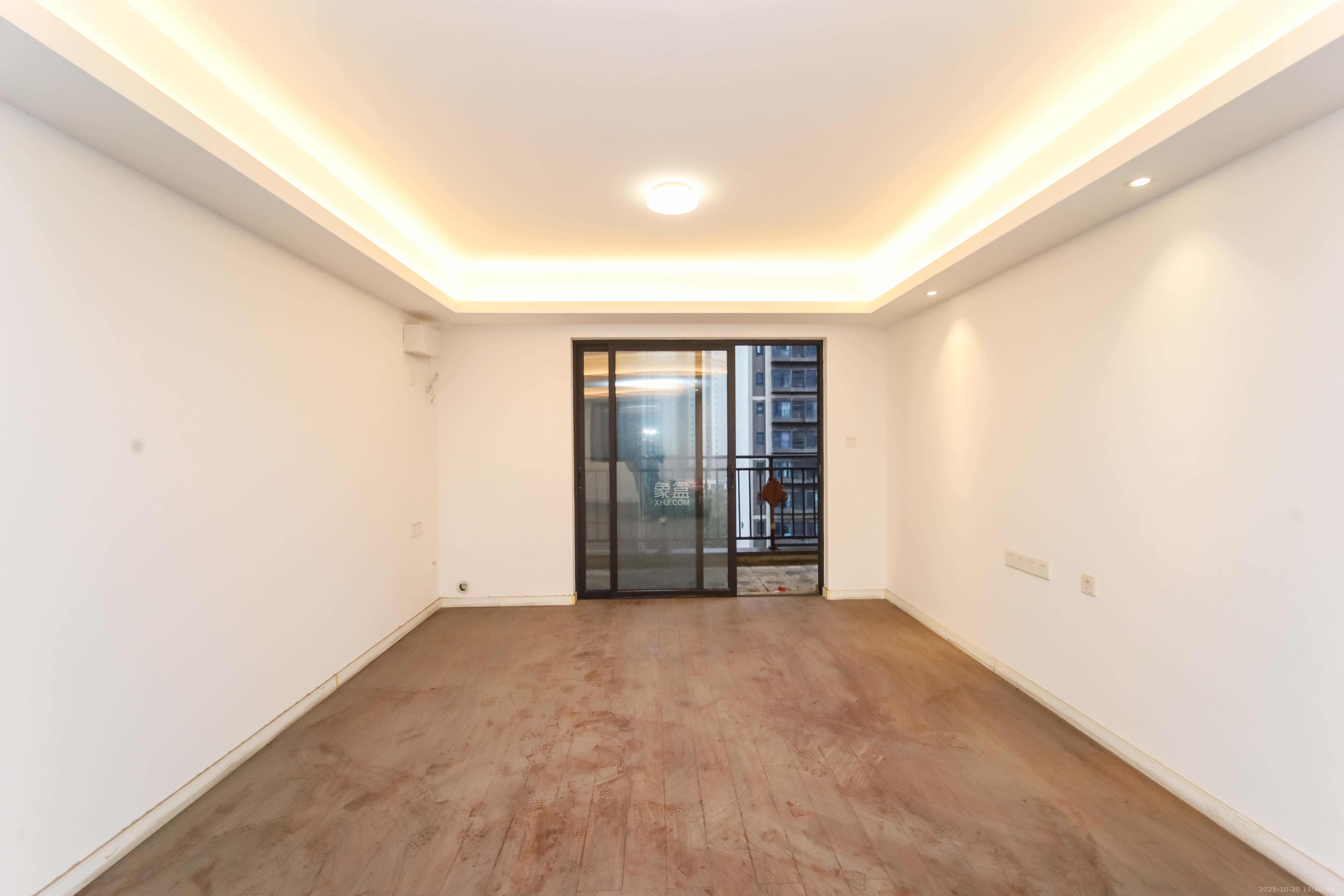 万科金域蓝湾  4室2厅2卫    170.0万客厅