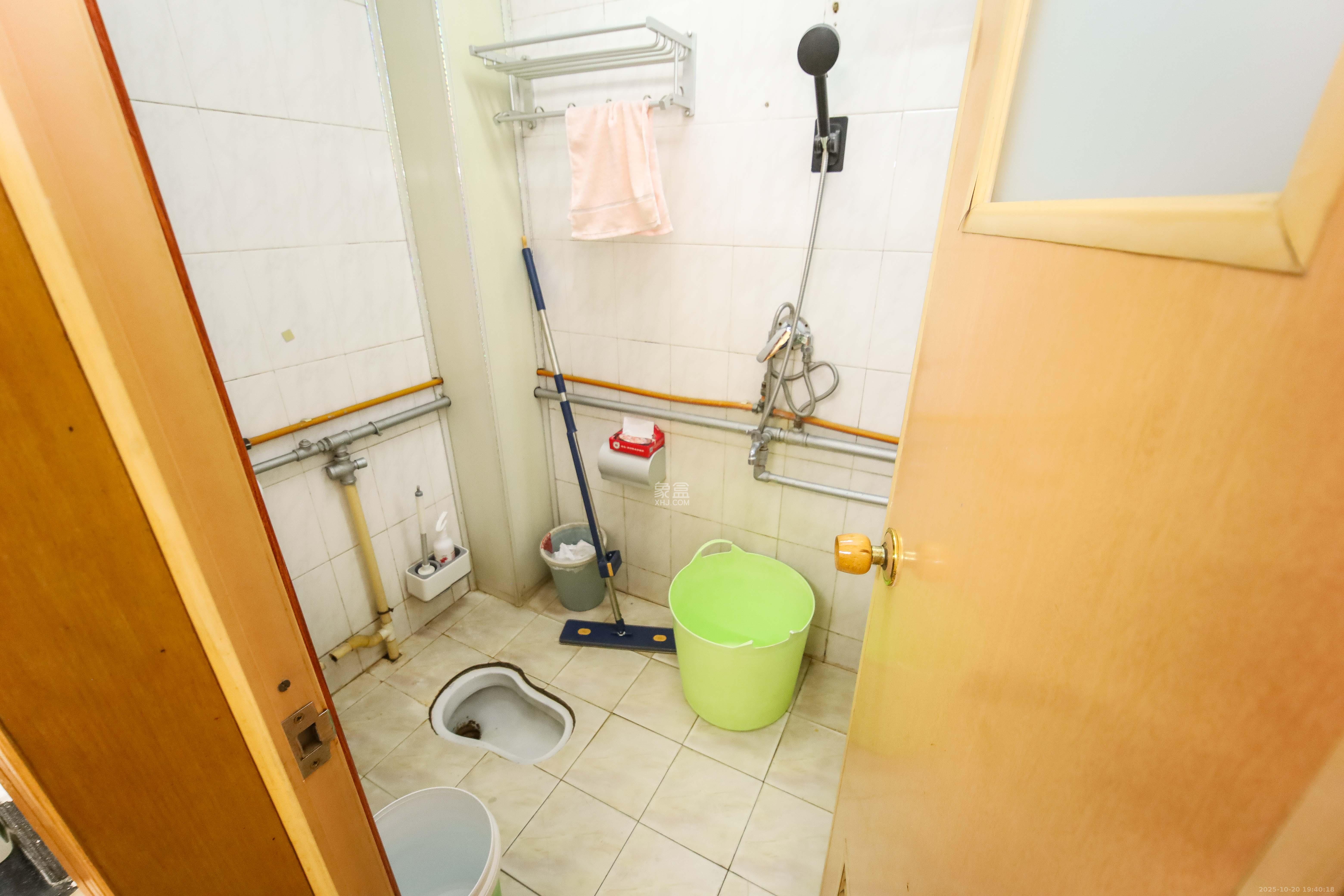 保利苑  3室2厅2卫    56.0万卫生间