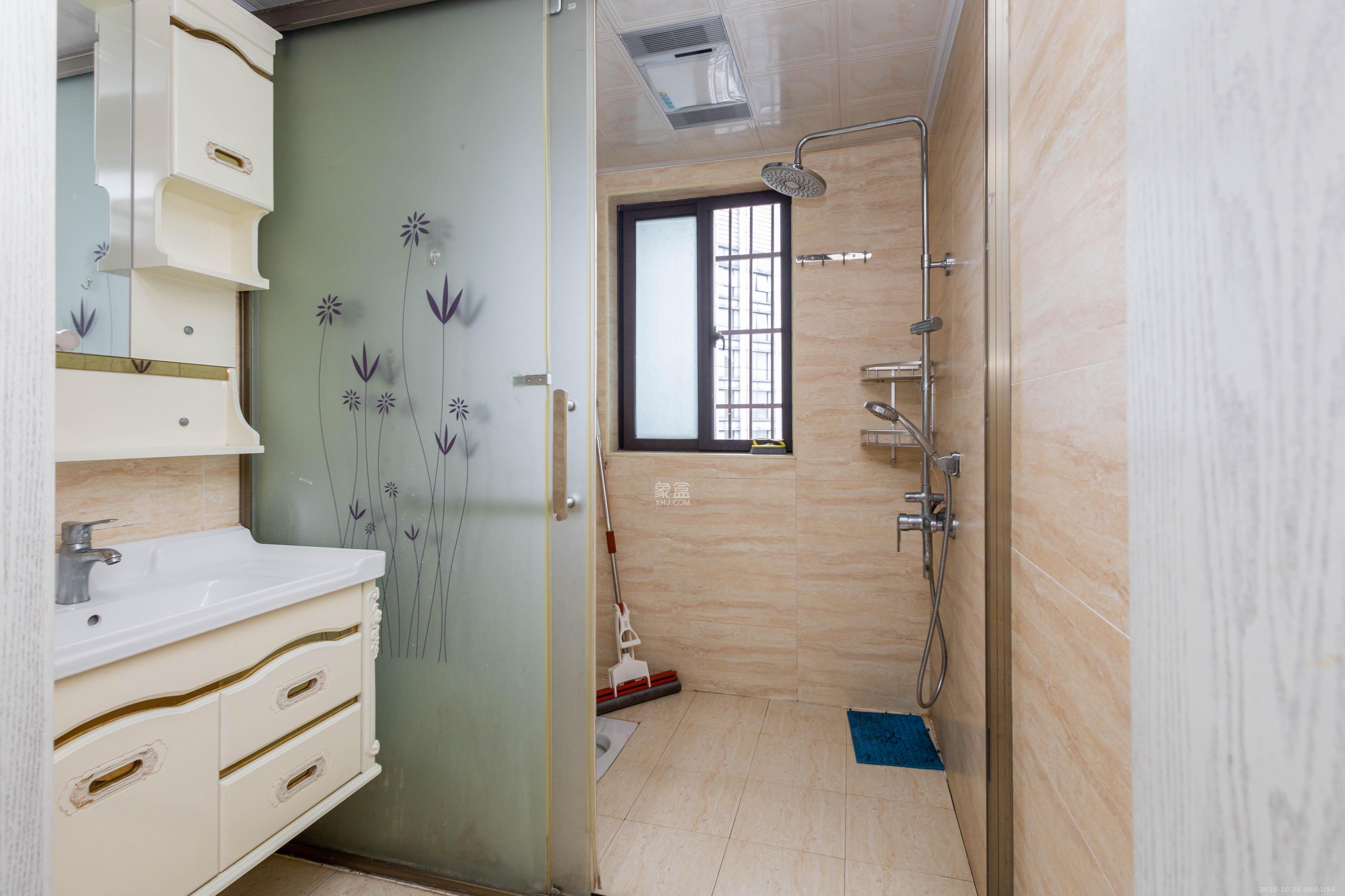 三景华御 4室2厅2卫 75.8万 三景华御 4室2厅2卫 75.8万卫生间