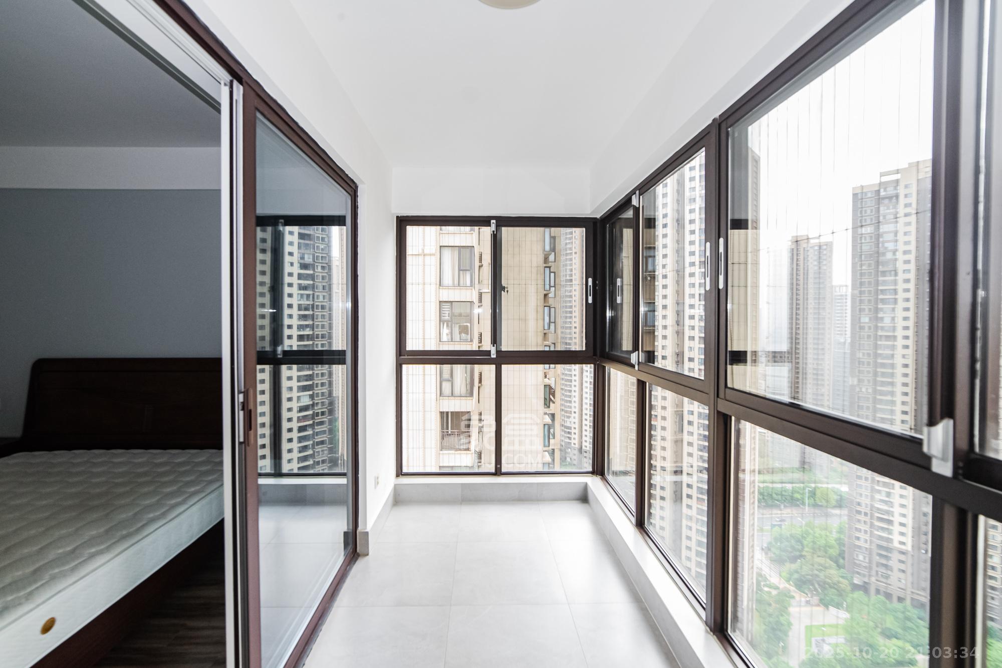 北辰三角洲C2区  3室2厅2卫    218.0万阳台