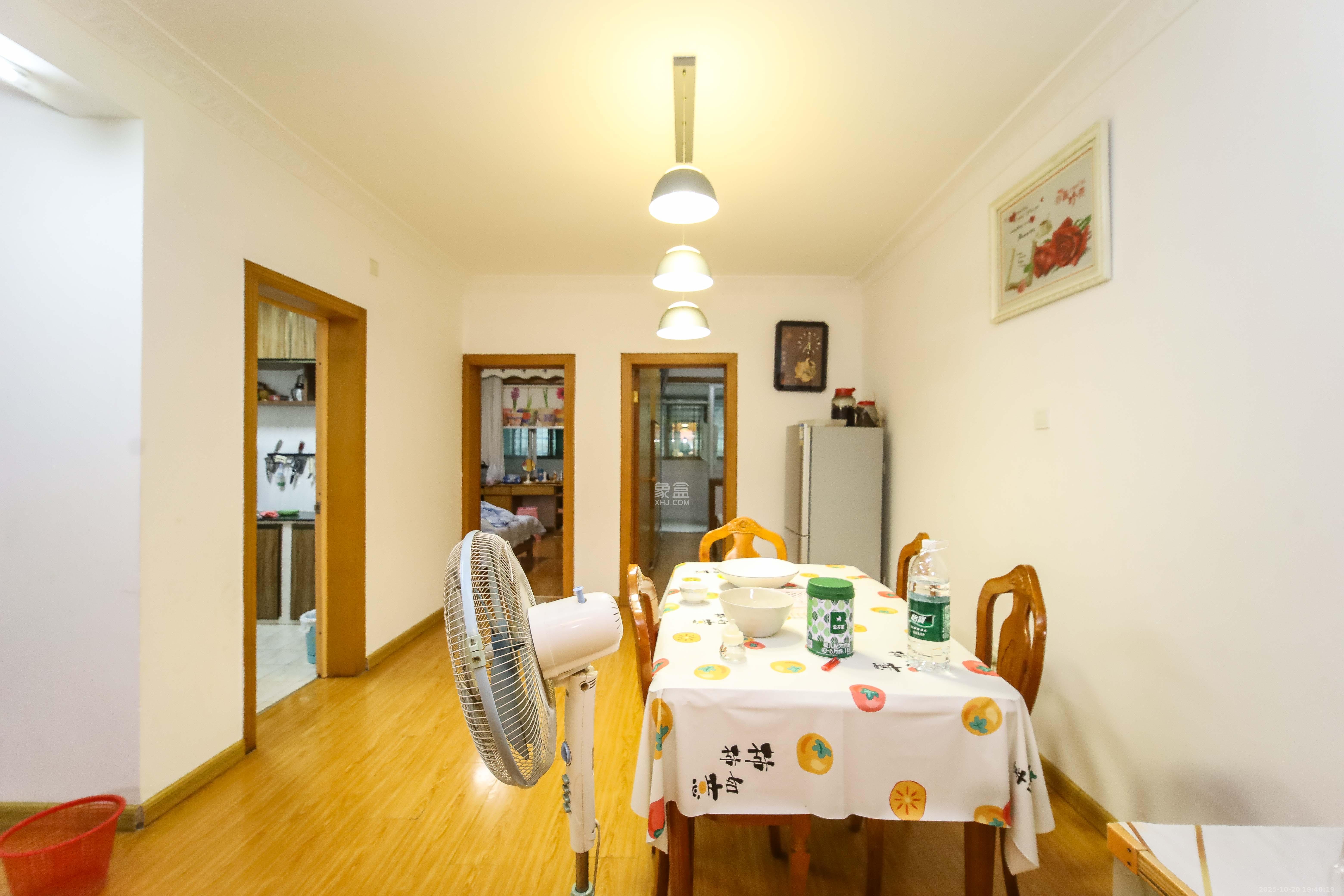 保利苑  3室2厅2卫    56.0万客厅