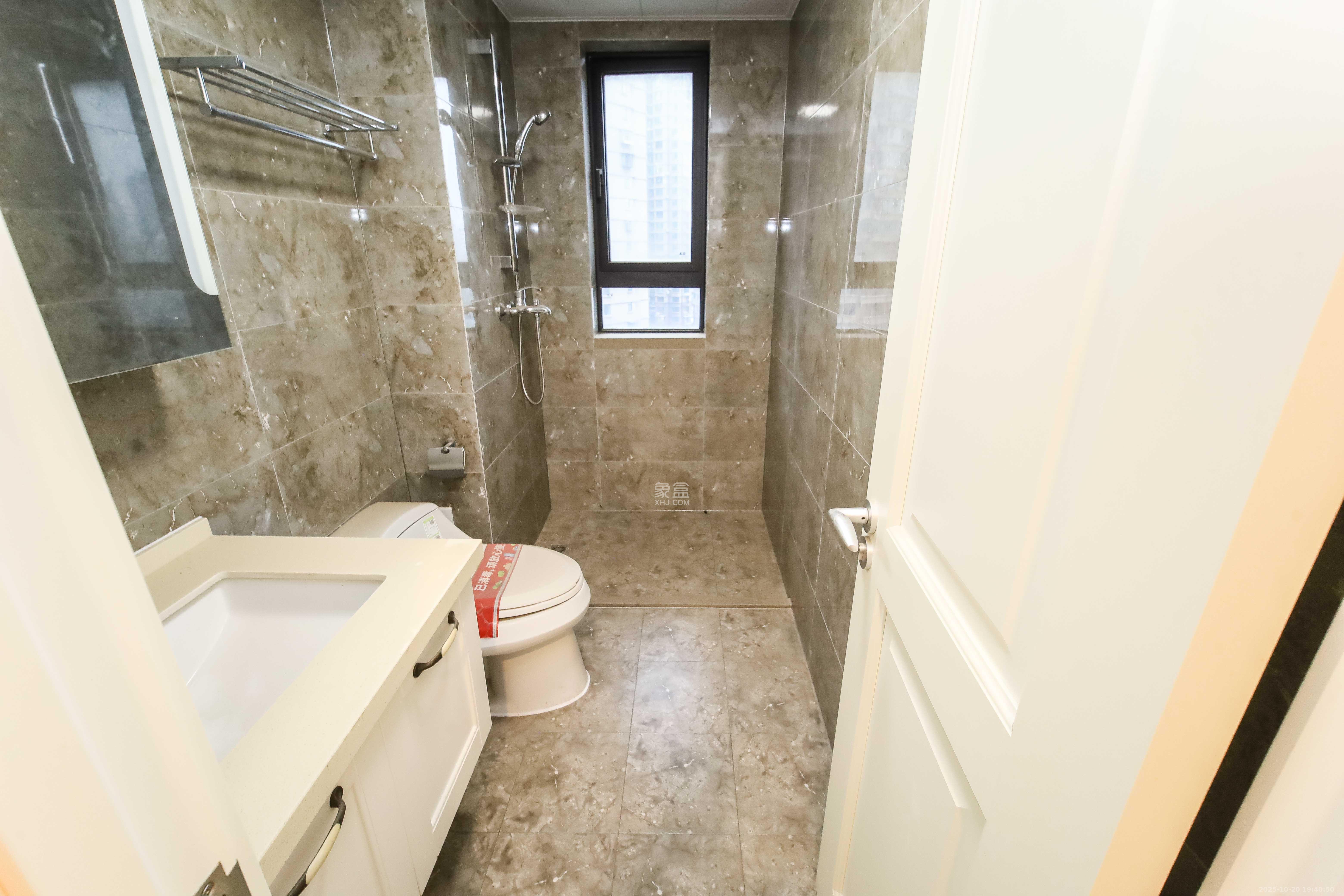 万科金域蓝湾  4室2厅2卫    170.0万卫生间