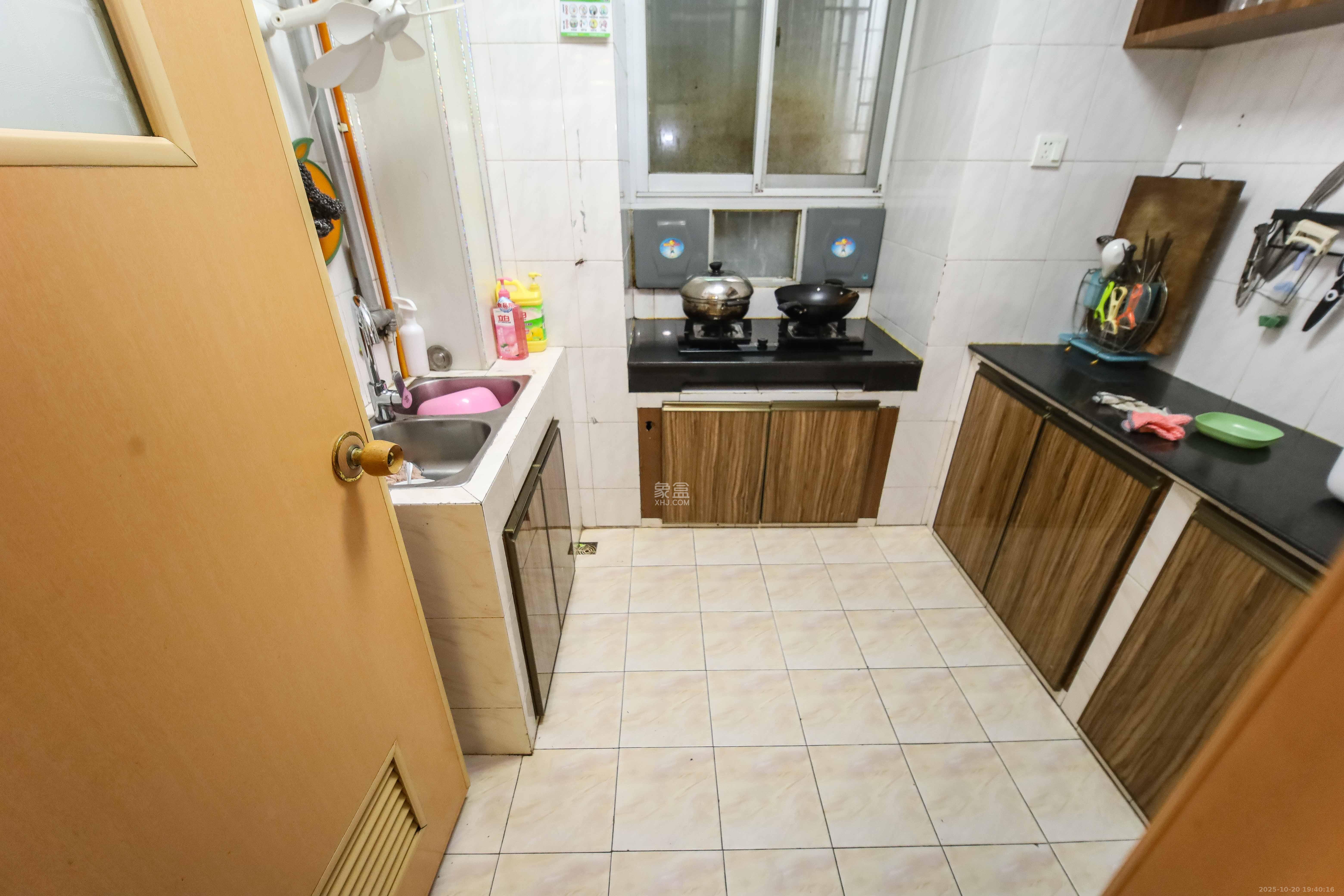 保利苑  3室2厅2卫    56.0万厨房