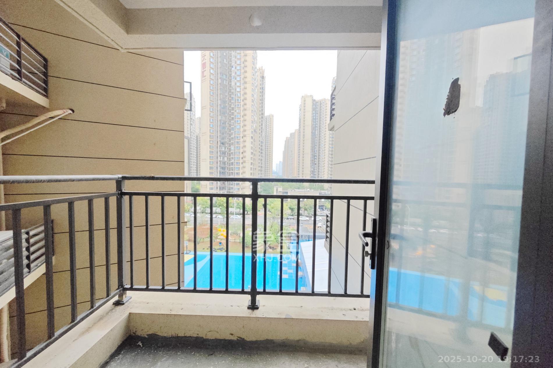 大都汇天悦（保利大都汇三期）  4室2厅2卫    145.0万阳台