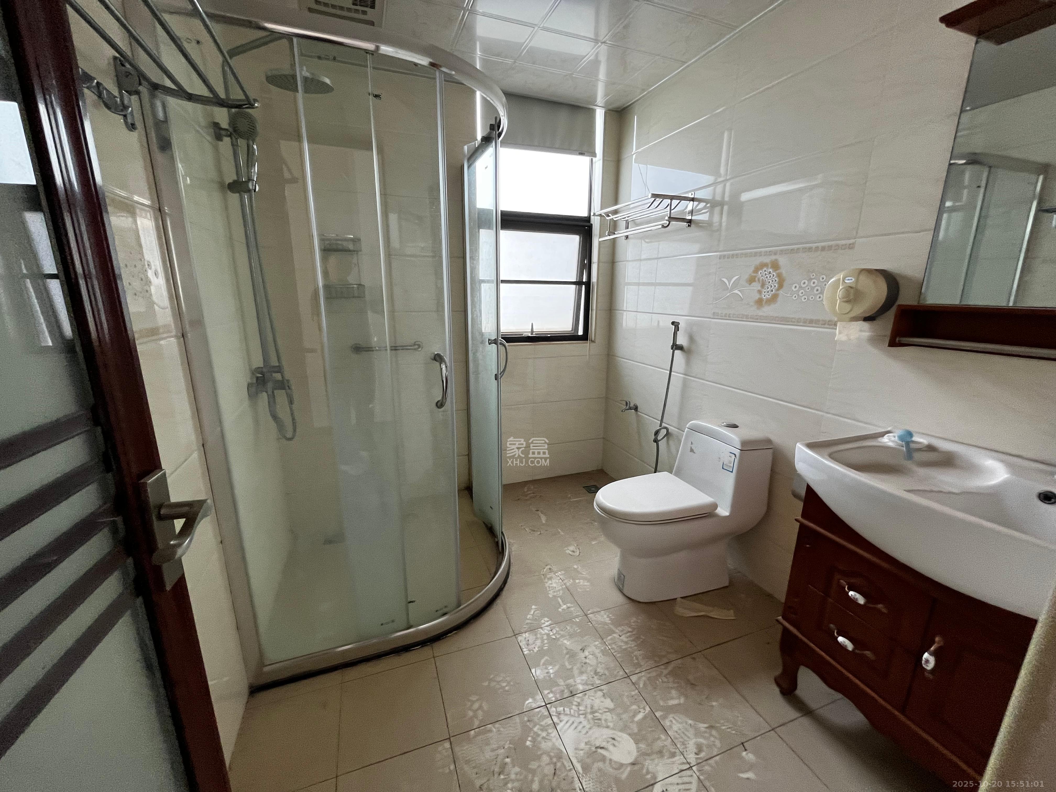 阳光100三期  6室3厅3卫    6500.0元/月室内图