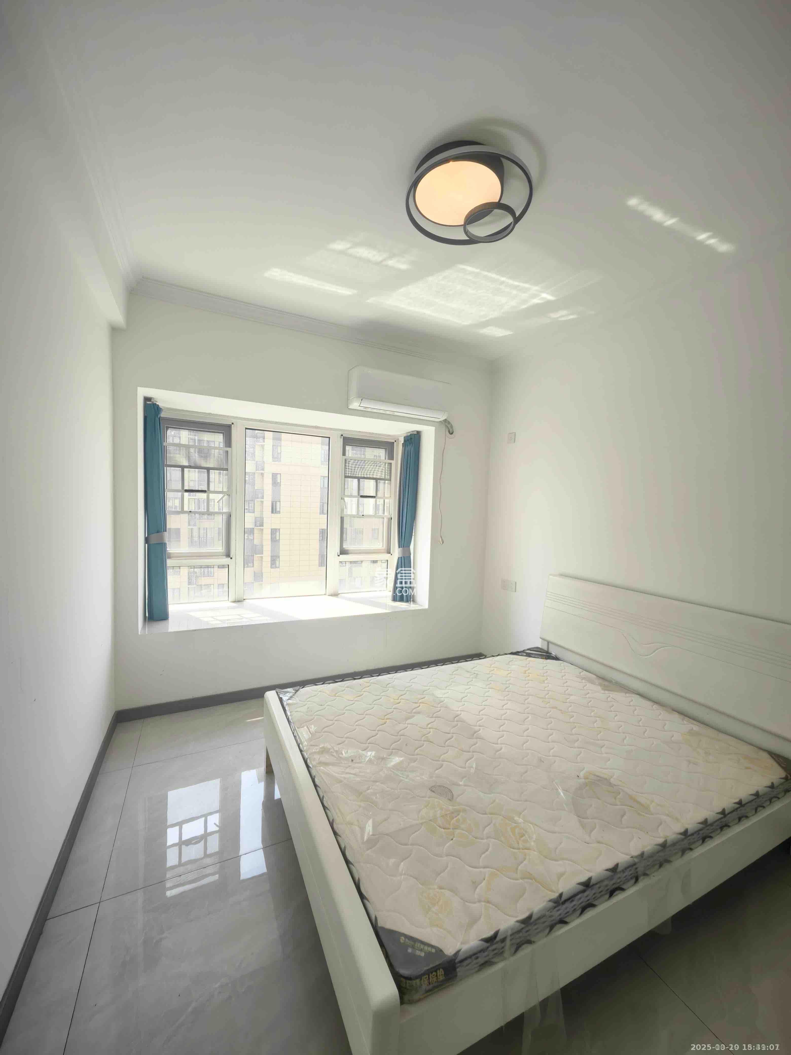 保利香槟国际  3室2厅1卫    2100.0元/月室内图