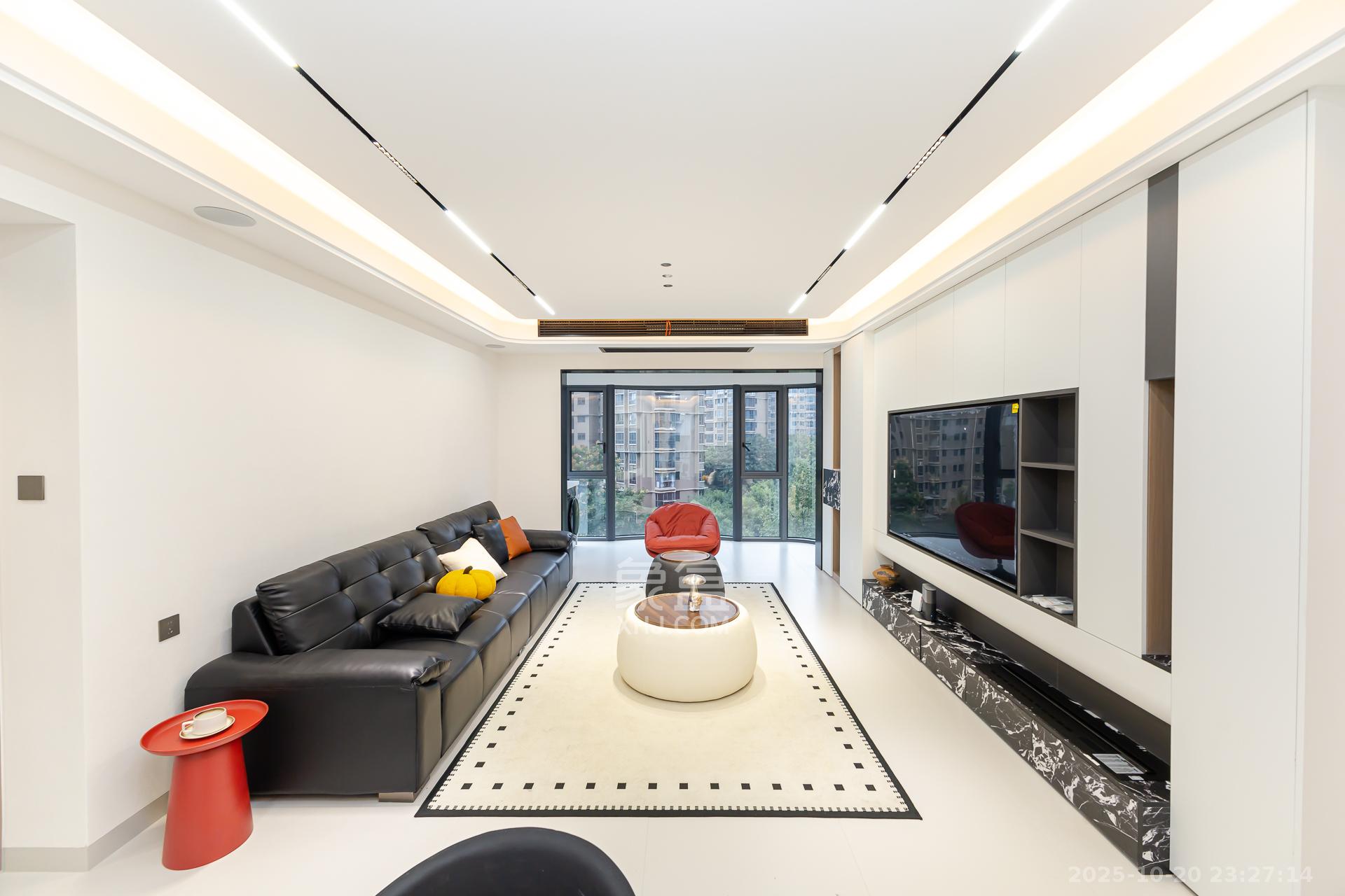 名家翡翠花园  4室2厅2卫    129.8万客厅