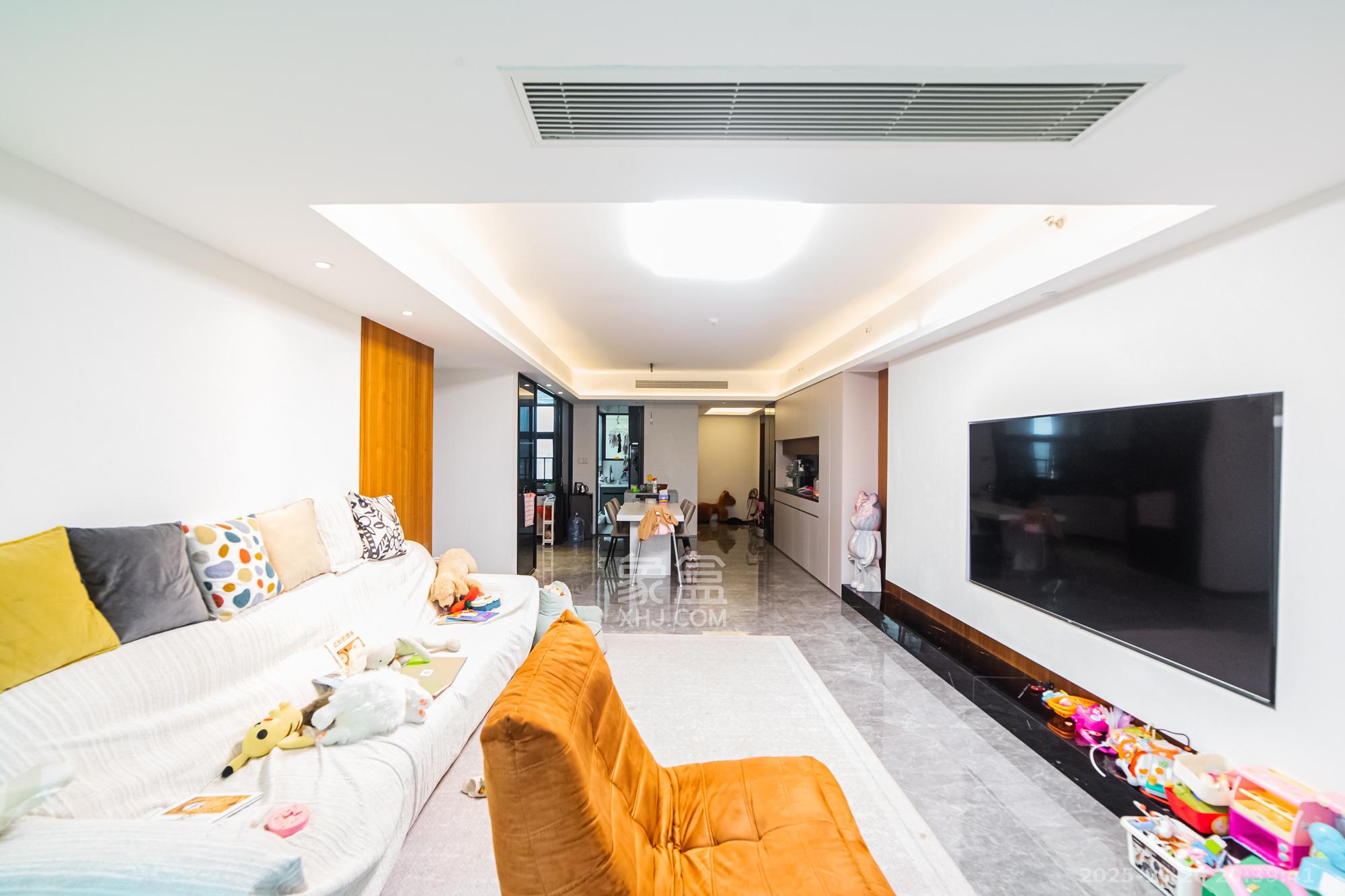 北辰瀚江府  4室2厅2卫    340.0万客厅