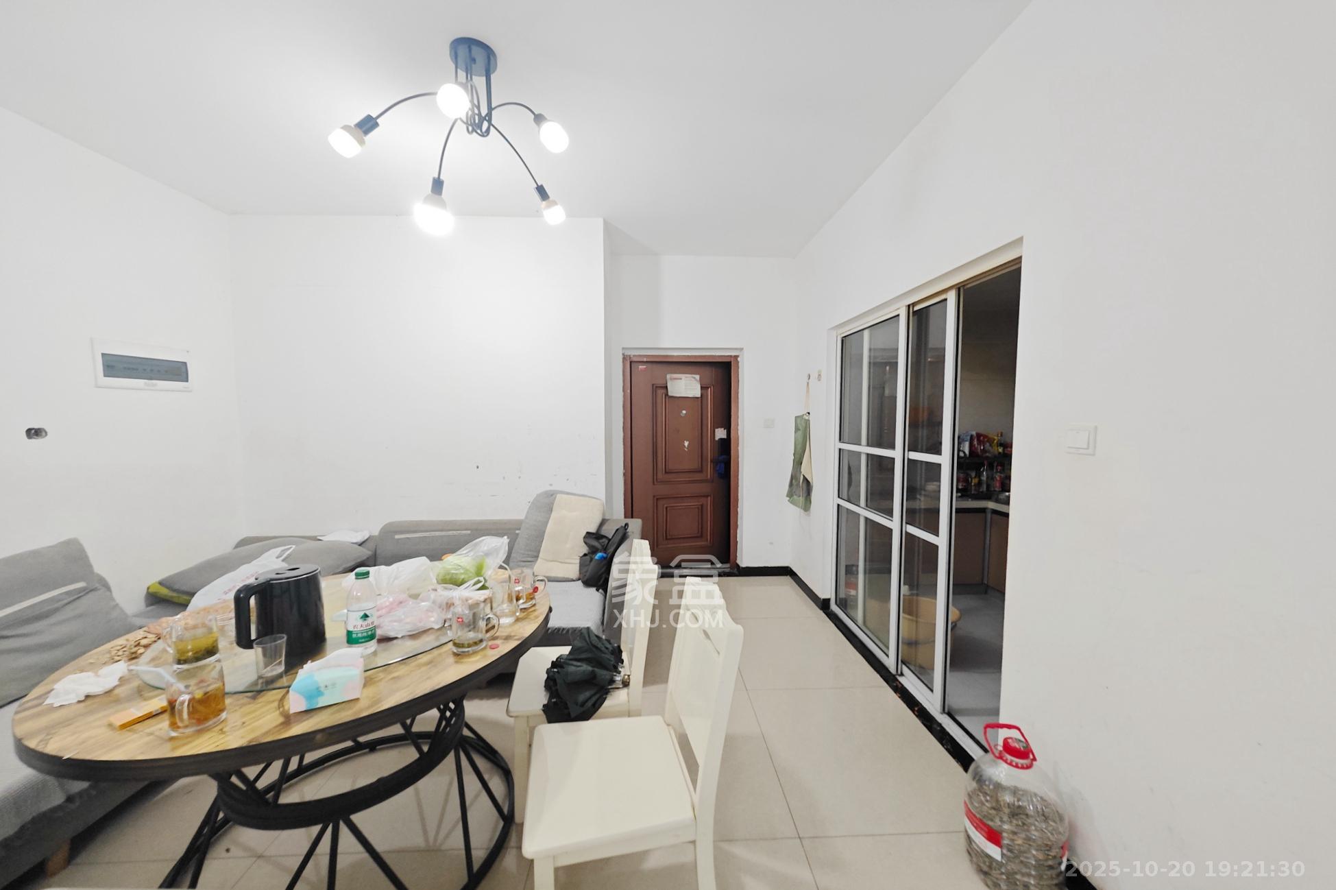 天翼花园（中国电信单位房）  3室2厅1卫    116.0万客厅