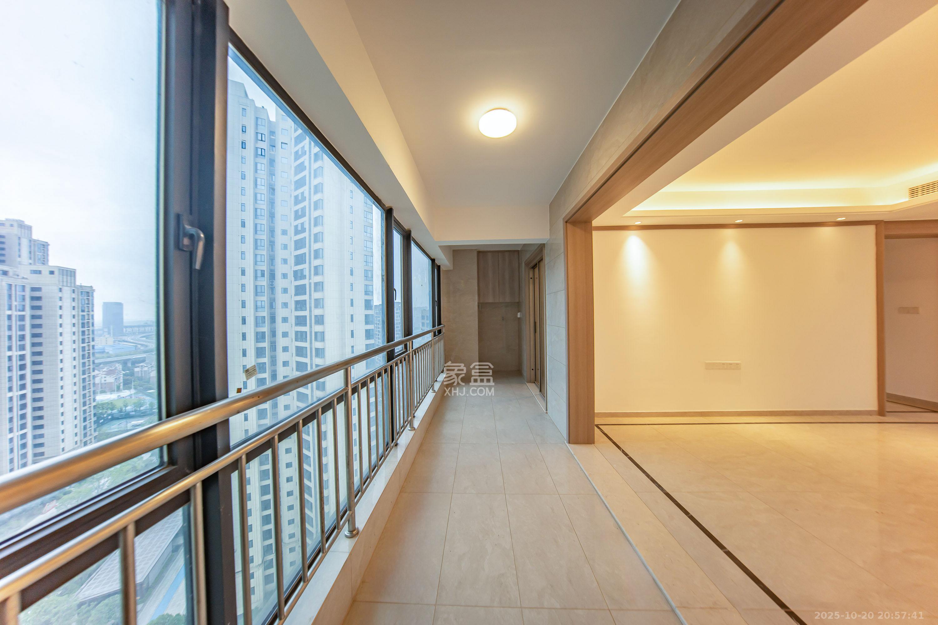 建投象山国际  4室2厅2卫    180.0万阳台