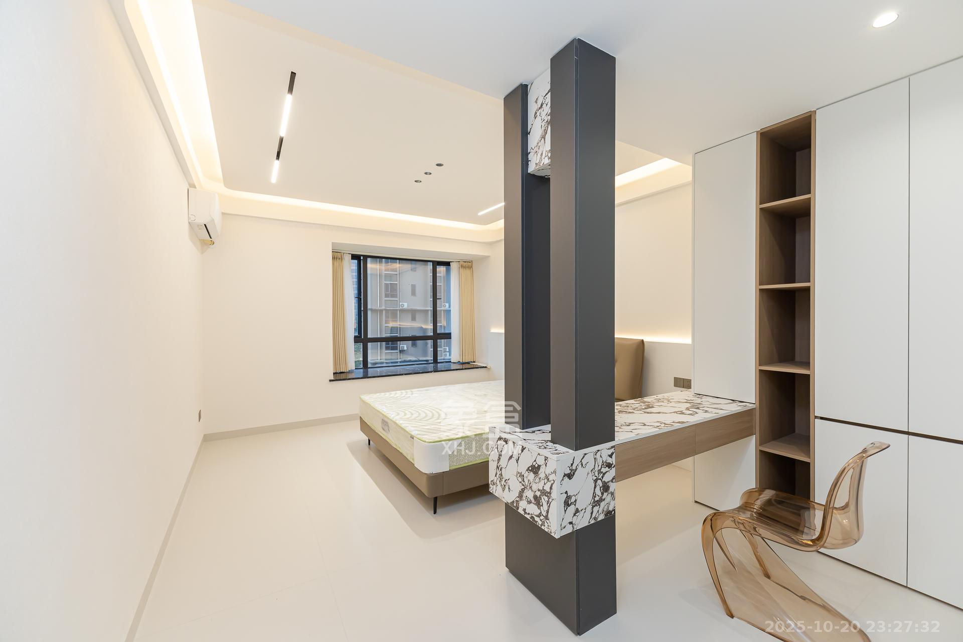 名家翡翠花园  4室2厅2卫    129.8万卧室