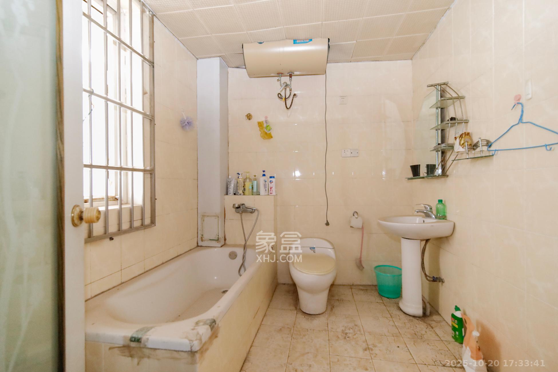 融城花苑  5室2厅3卫    95.0万卫生间