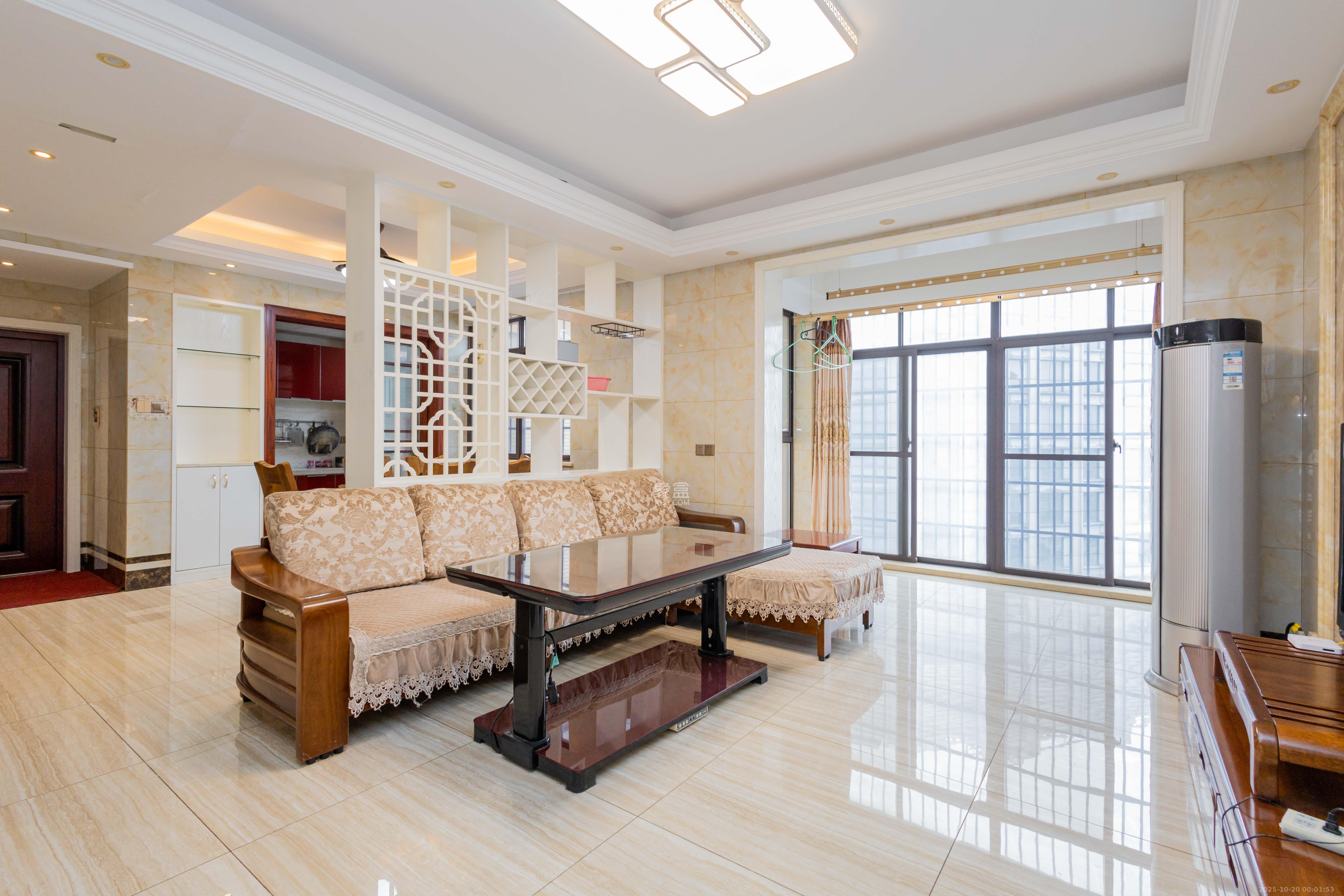 三景华御  4室2厅2卫    75.8万客厅