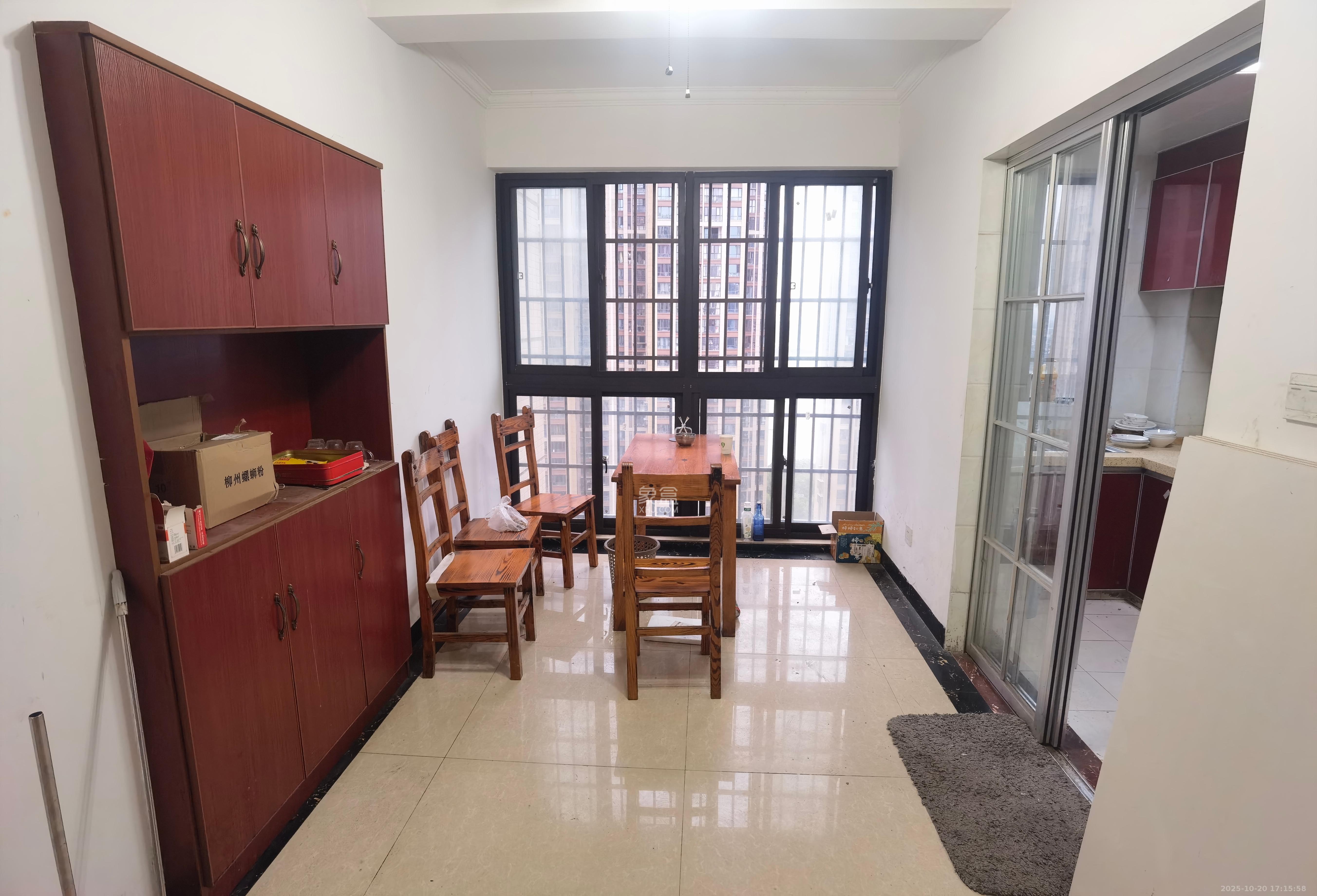 国泰九龙湾  3室2厅2卫    2100.0元/月 国泰九龙湾  3室2厅2卫    2100.0元/月室内图1