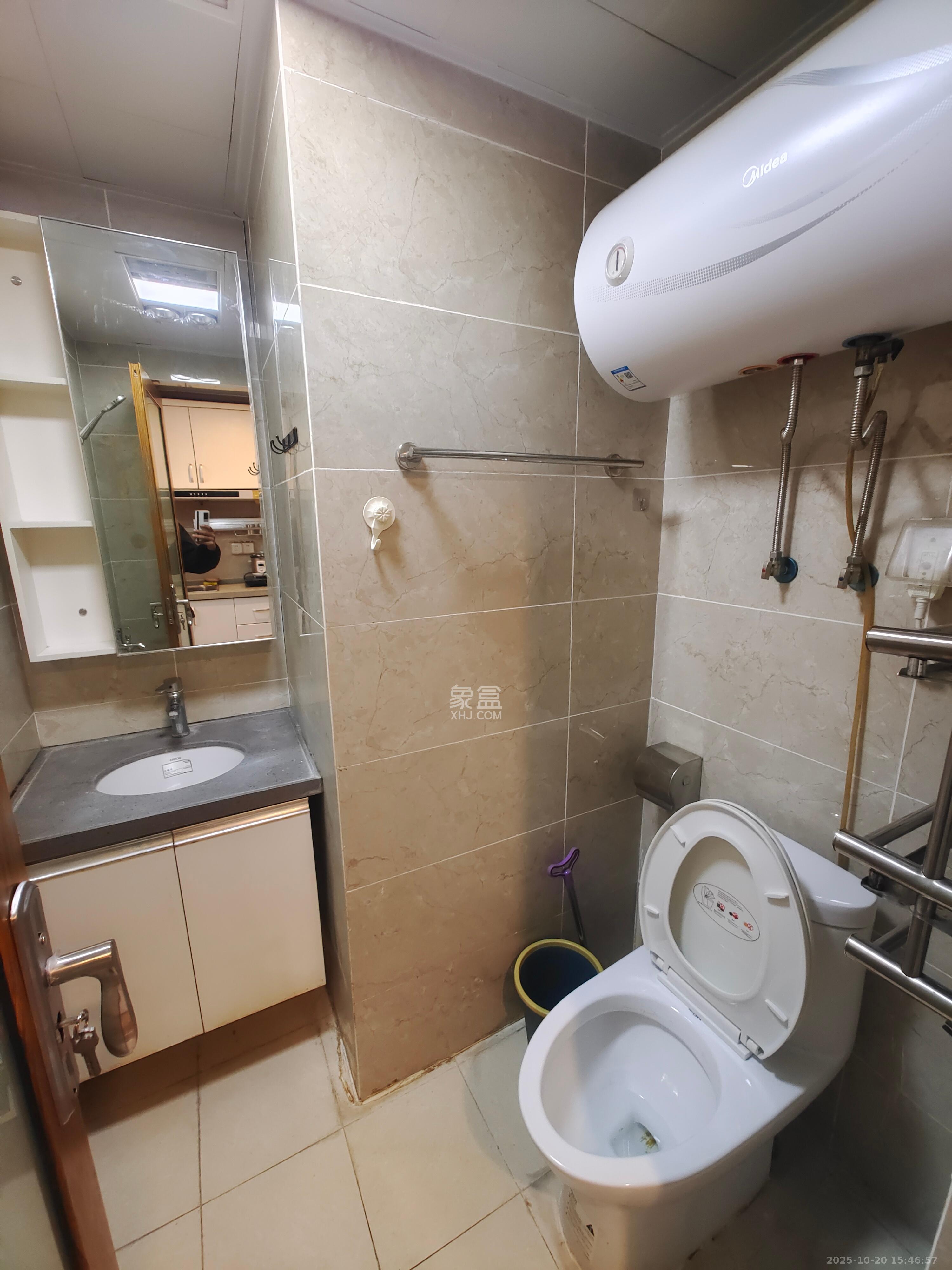 荣泰广场 1室1厅1卫 1400.0元/月 荣泰广场 1室1厅1卫 1400.0元/月室内图