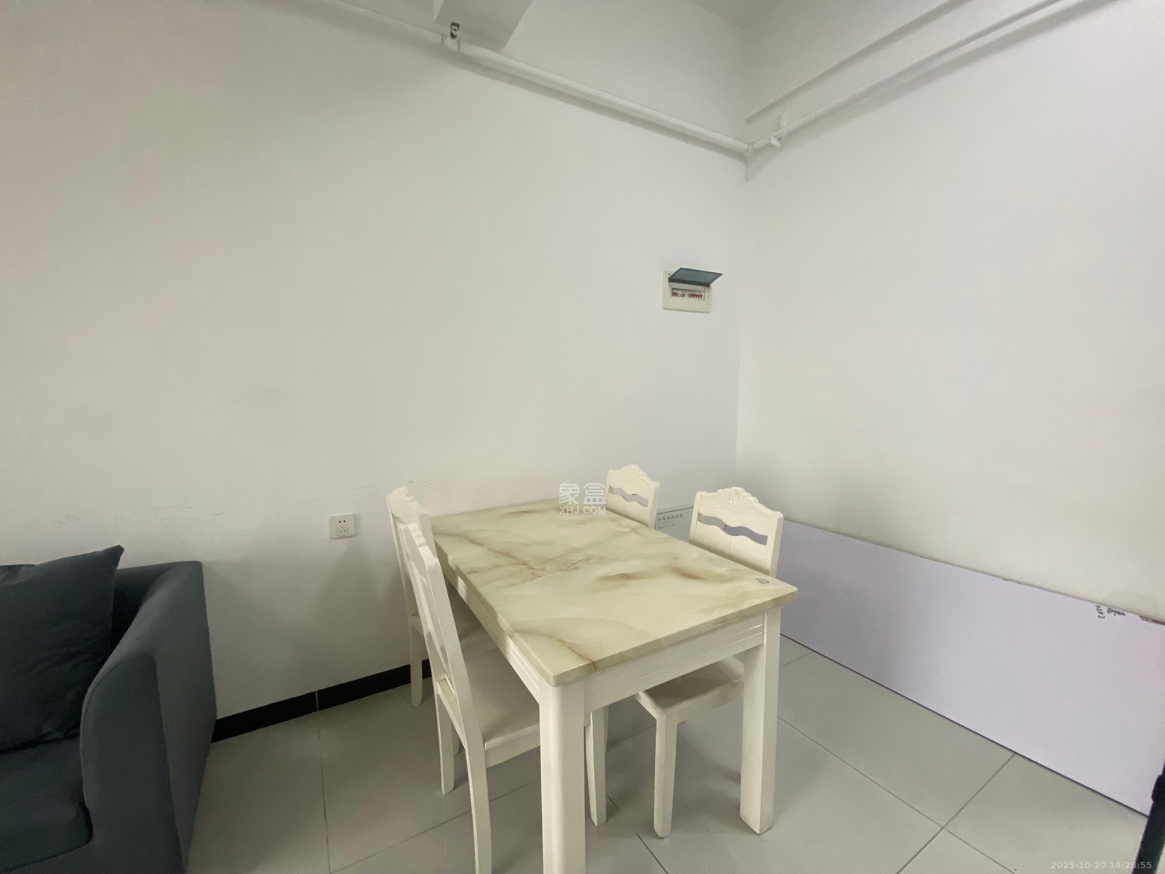 环亚高铁芯城  1室0厅0卫    1800.0元/月 环亚高铁芯城  1室0厅0卫    1800.0元/月室内图1