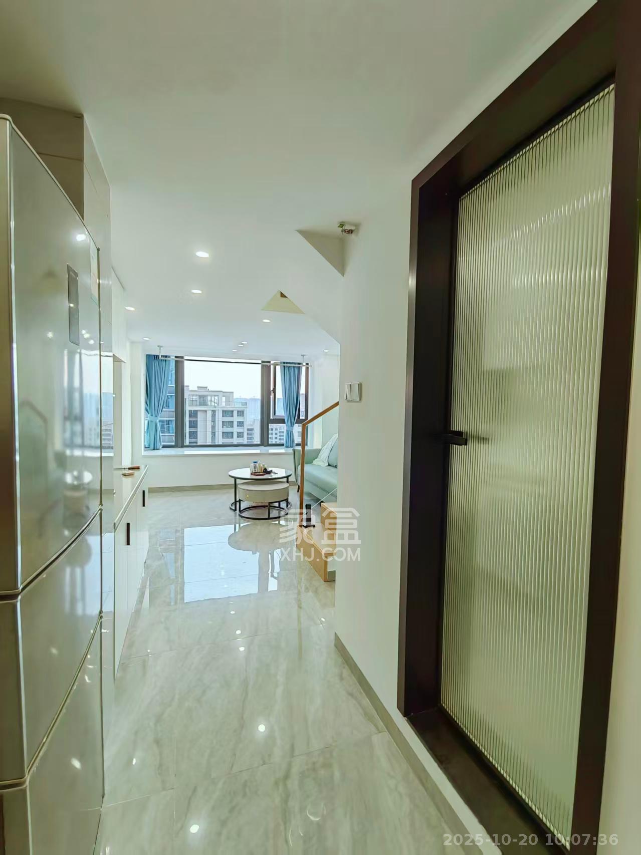 龙湖铂金岛  2室2厅1卫    2300.0元/月室内图1