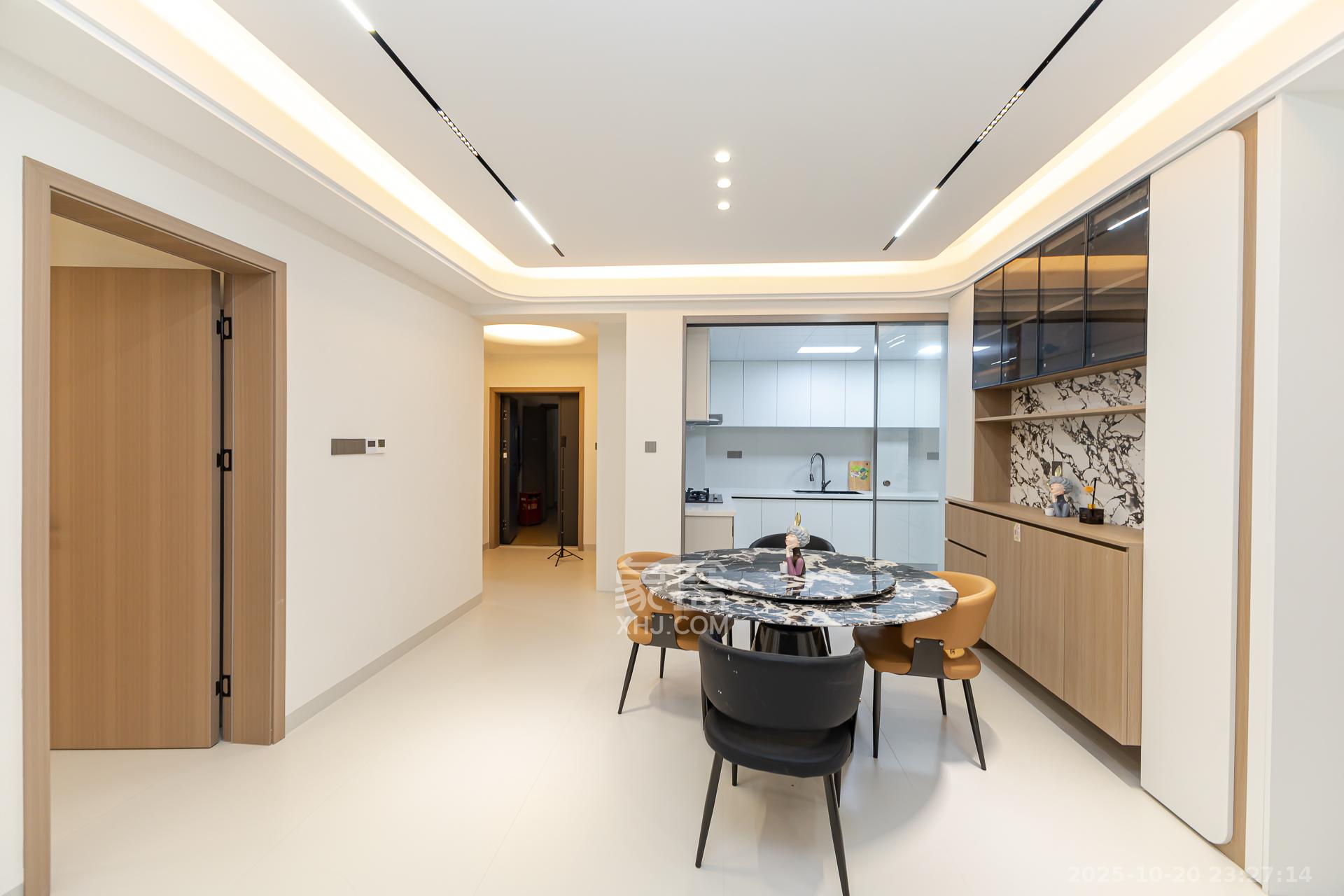 名家翡翠花园  4室2厅2卫    129.8万客厅