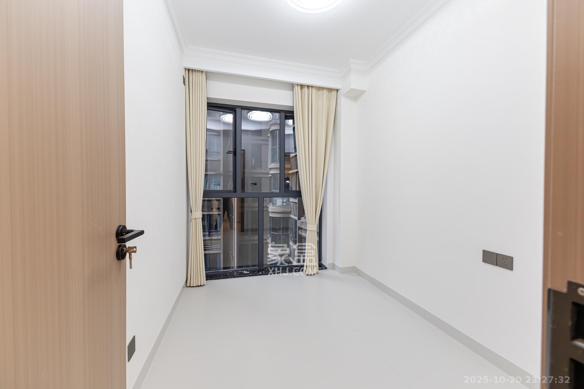 名家翡翠花园  4室2厅2卫    129.8万卧室