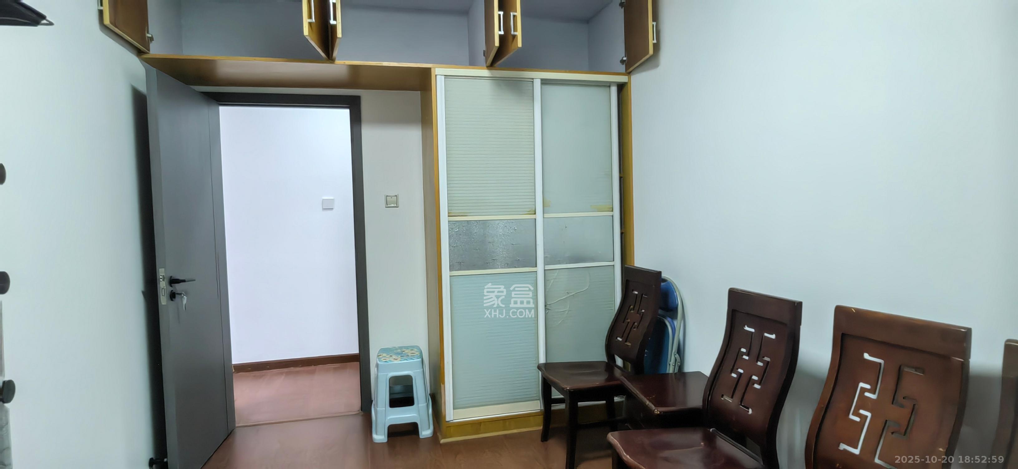 雄踞都市东家 3室2厅2卫 3000.0元/月 雄踞都市东家 3室2厅2卫 3000.0元/月室内图