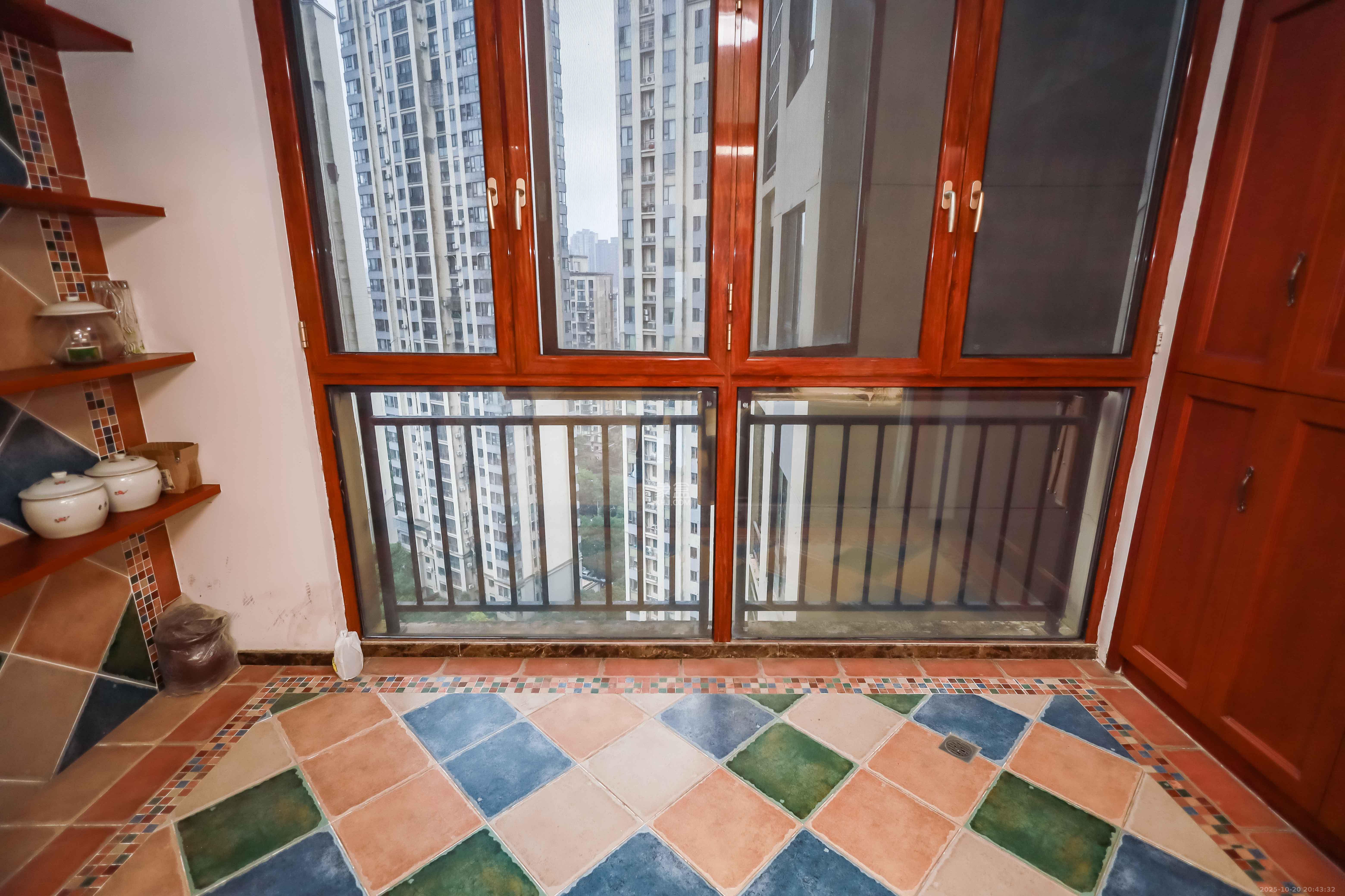 卓越蔚蓝海岸三期  3室2厅2卫    118.0万阳台