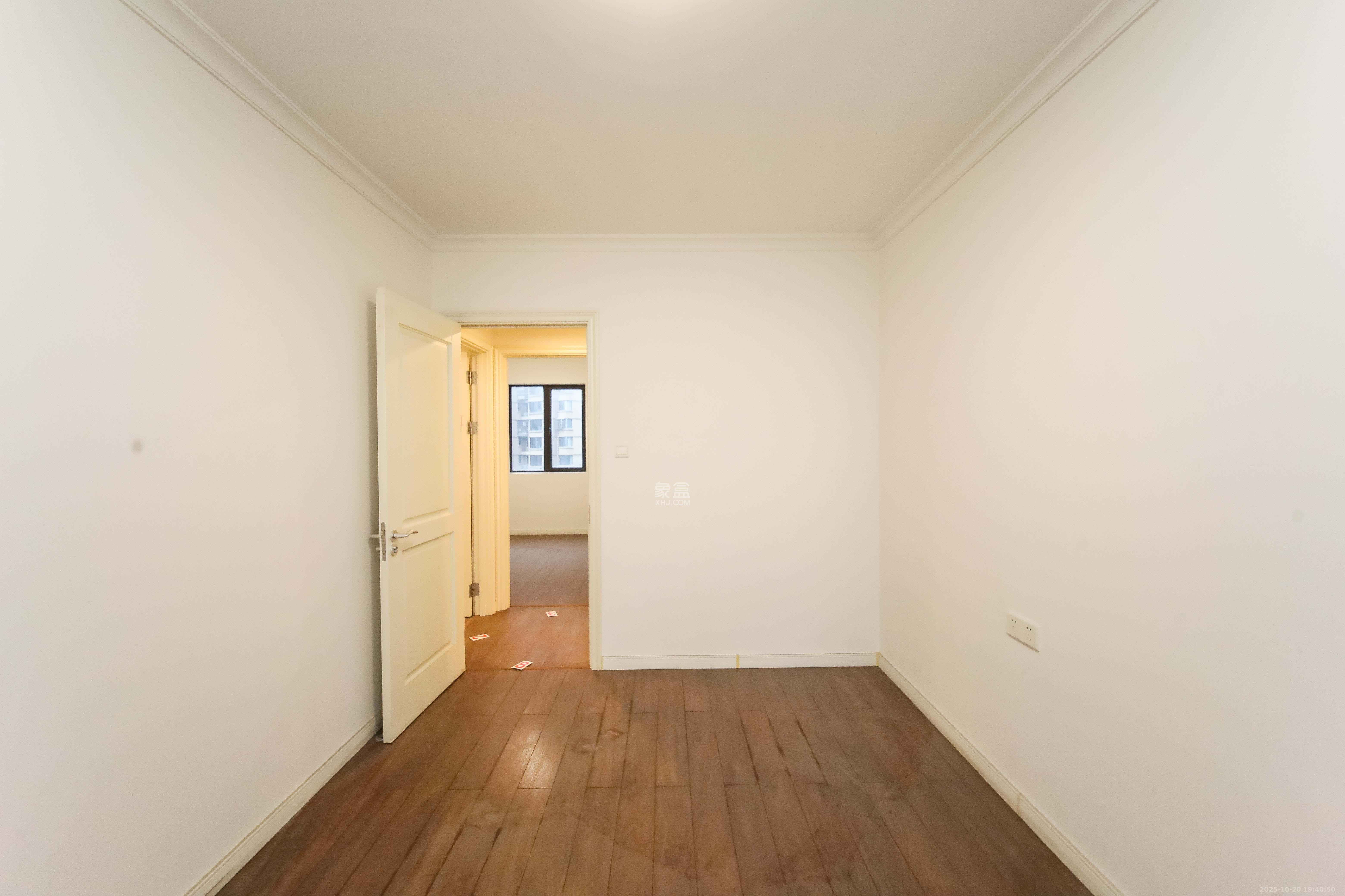 万科金域蓝湾  4室2厅2卫    170.0万卧室