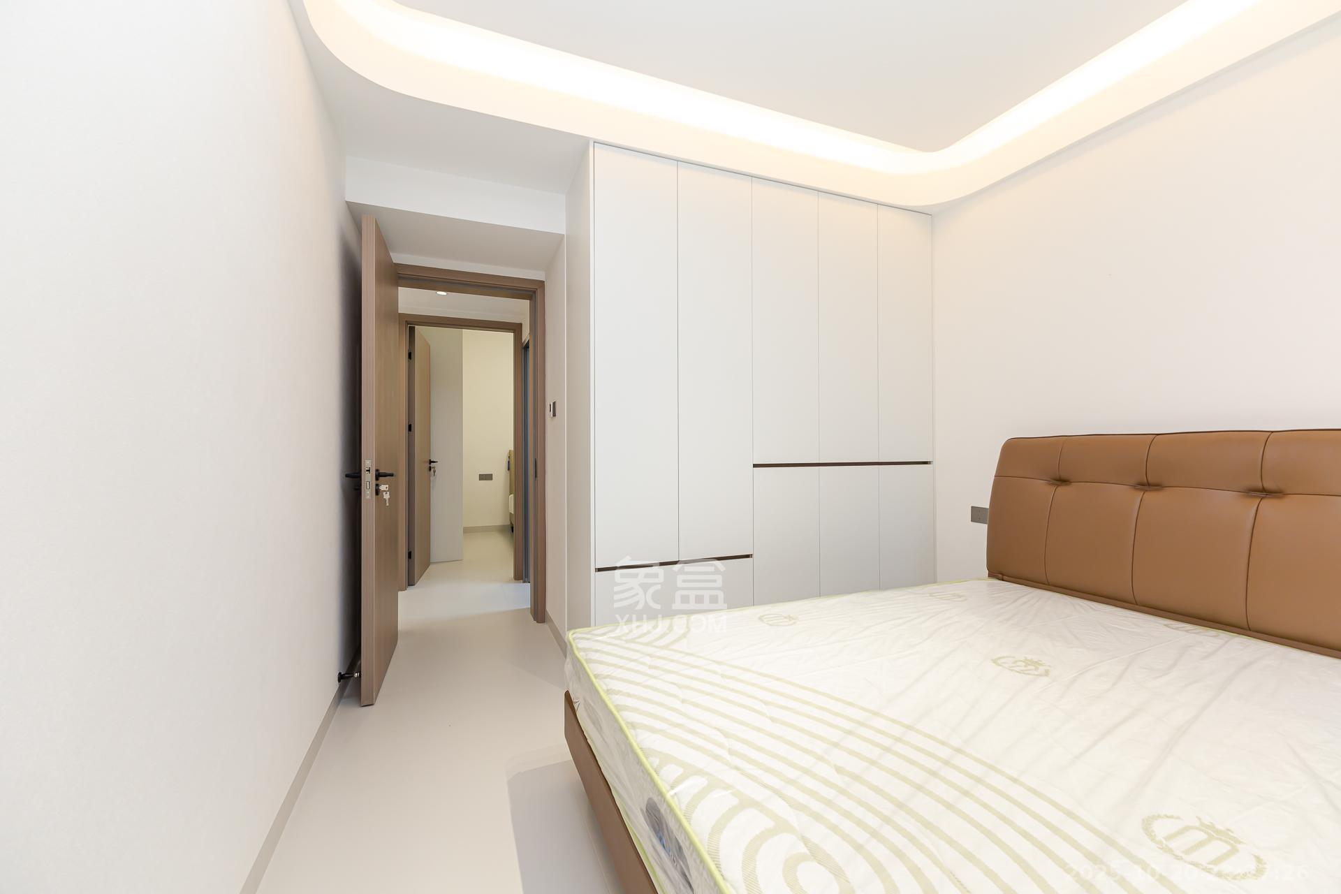 名家翡翠花园  4室2厅2卫    129.8万卧室