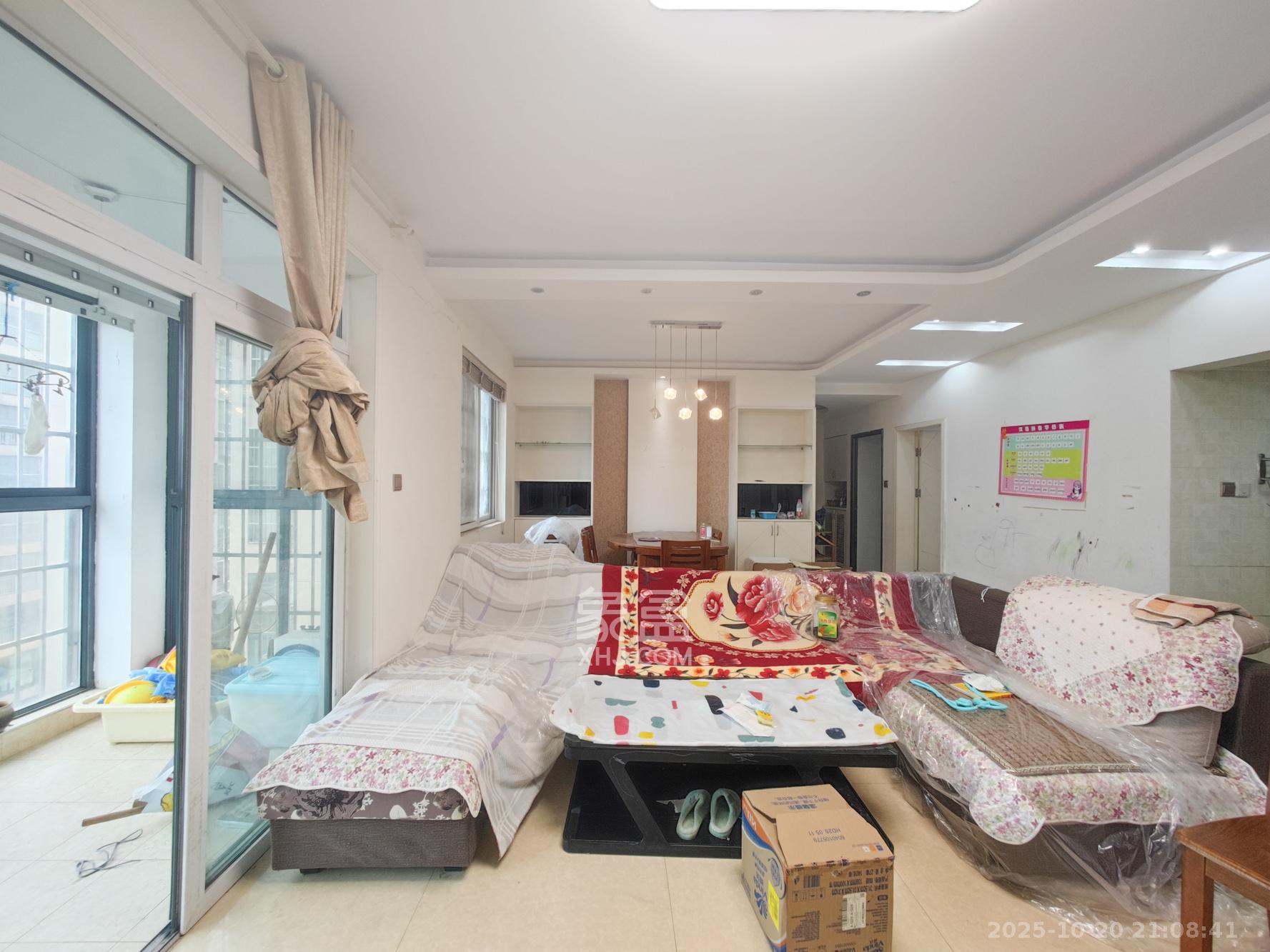 佳天名苑  3室2厅2卫    88.0万客厅