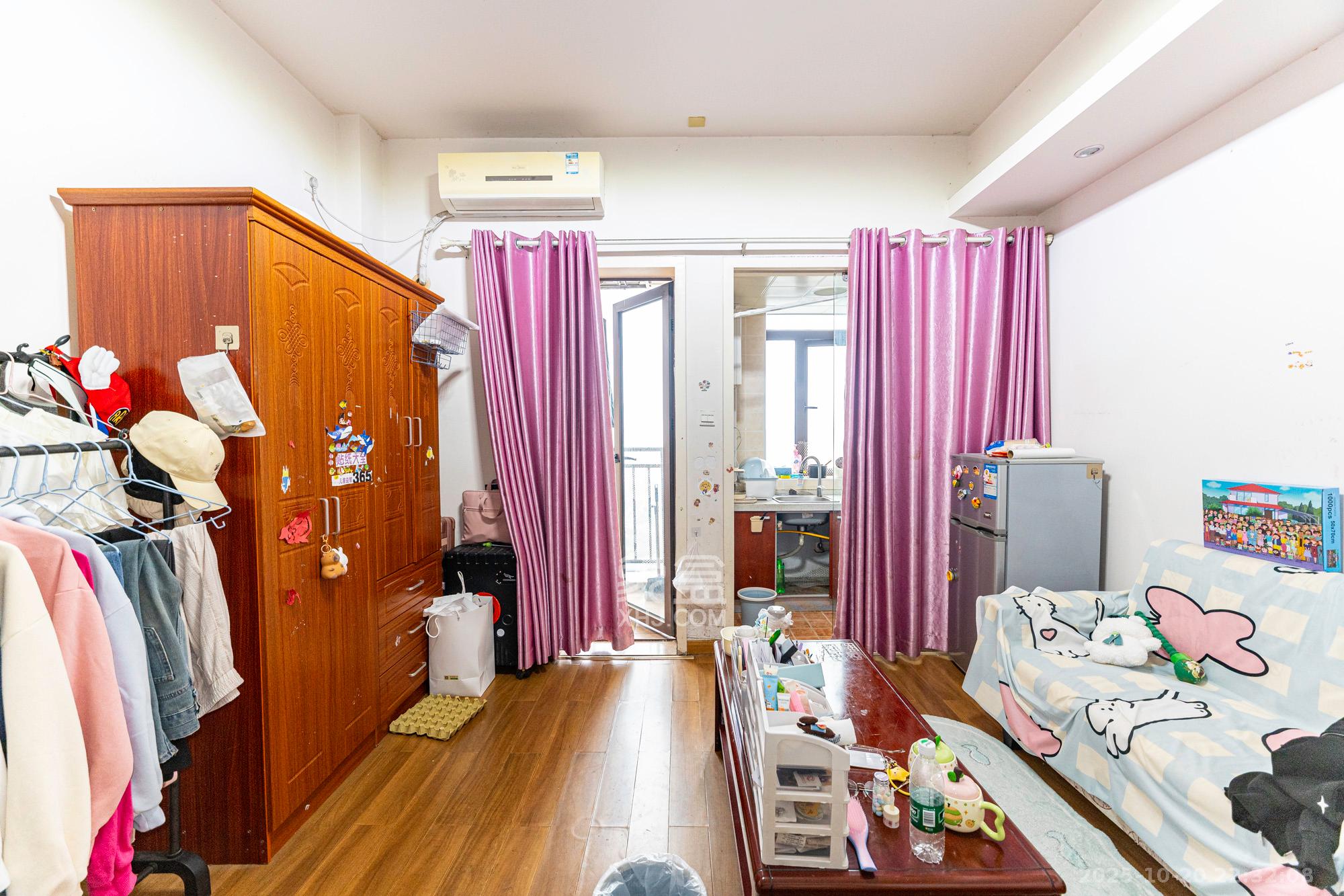 水岸世景 1室1厅1卫 18.8万 水岸世景 1室1厅1卫 18.8万客厅