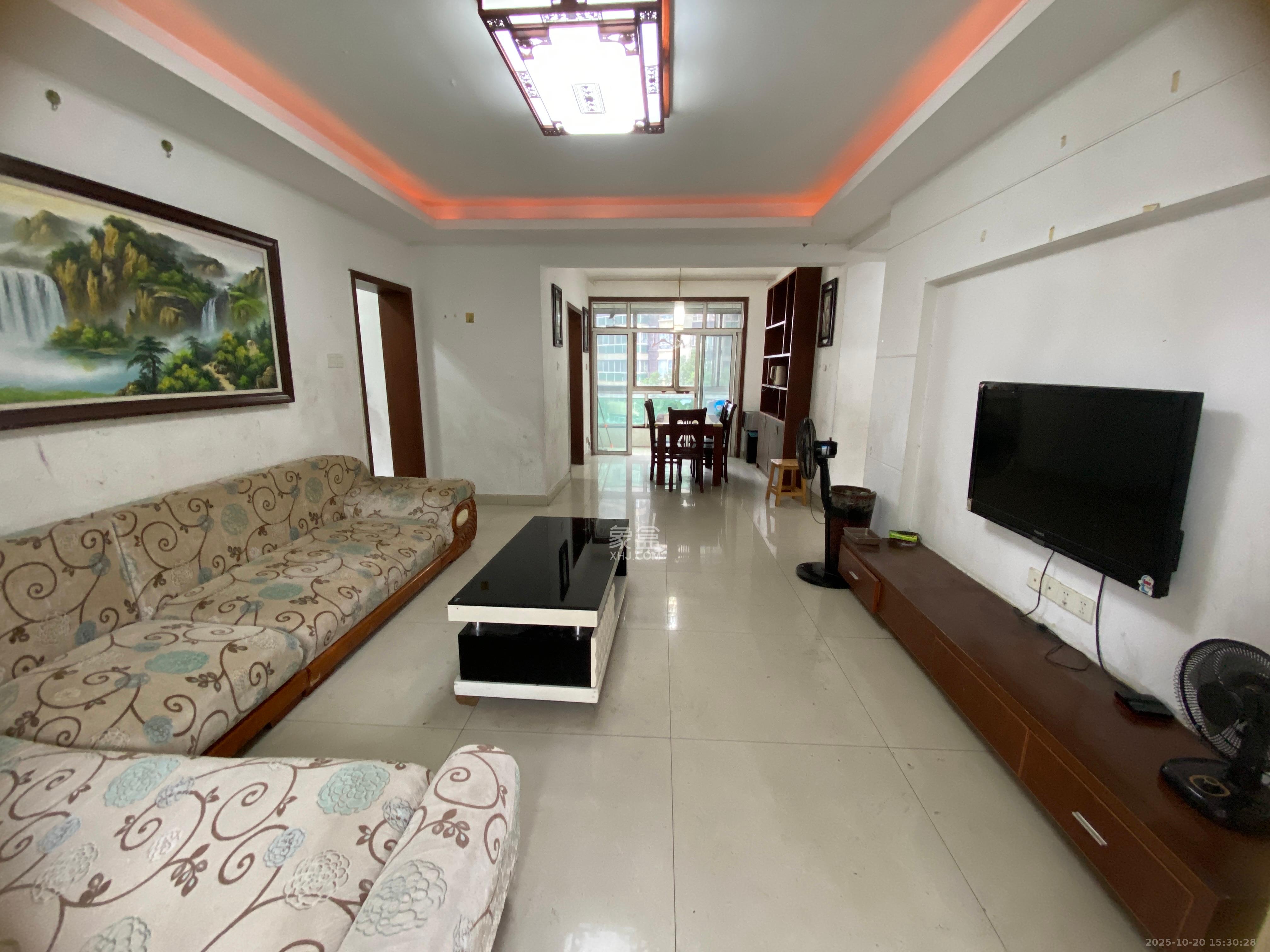 湘麓国际  3室2厅2卫    2200.0元/月 湘麓国际  3室2厅2卫    2200.0元/月室内图