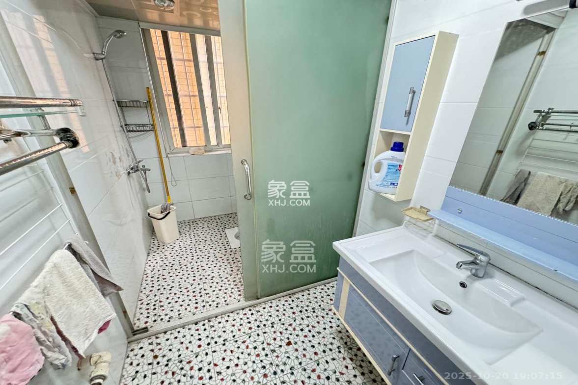 圣力华苑 3室2厅1卫 1750.0元/月 圣力华苑 3室2厅1卫 1750.0元/月室内图