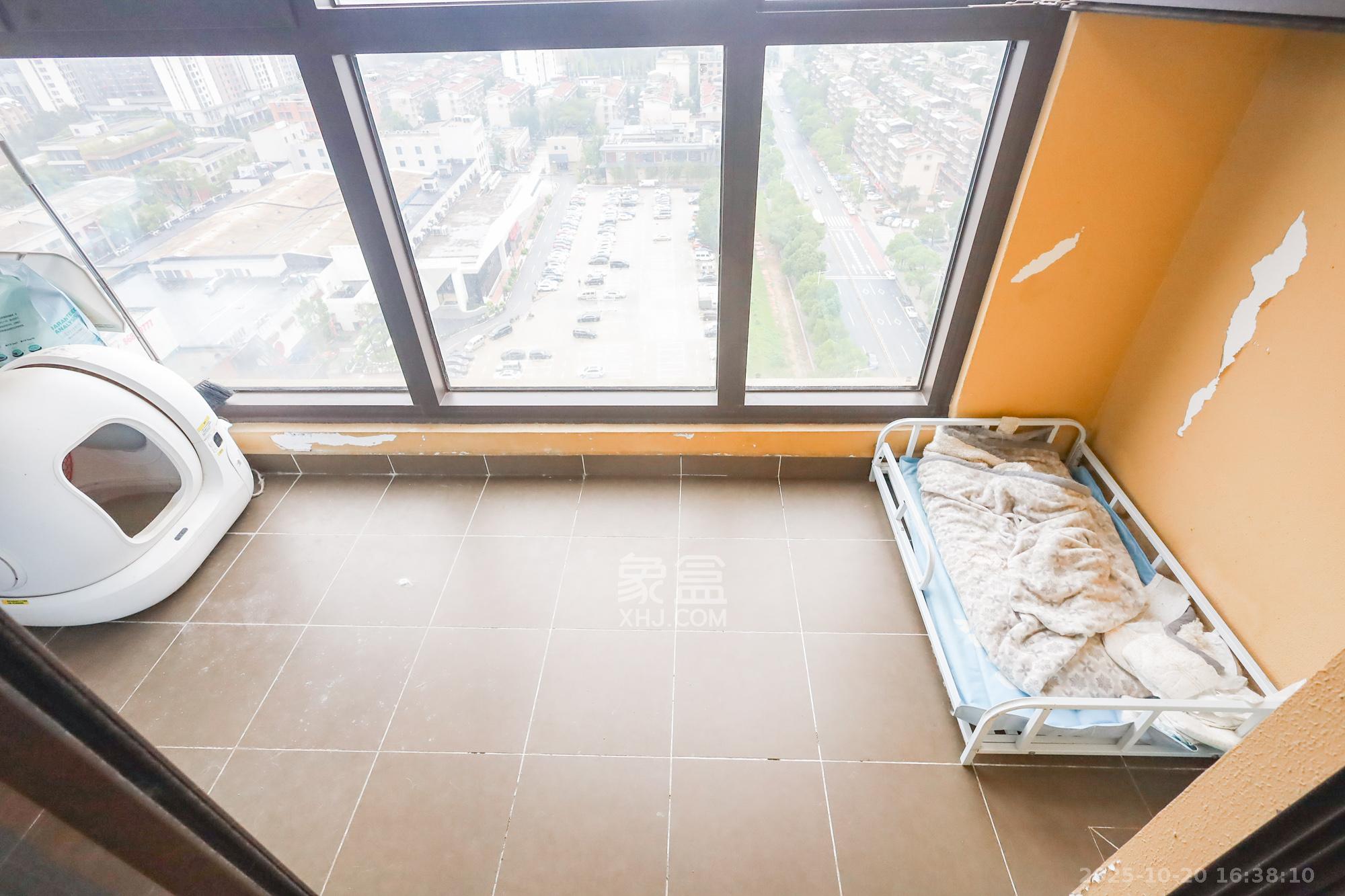 龙湖水晶郦城  3室2厅2卫    159.0万阳台