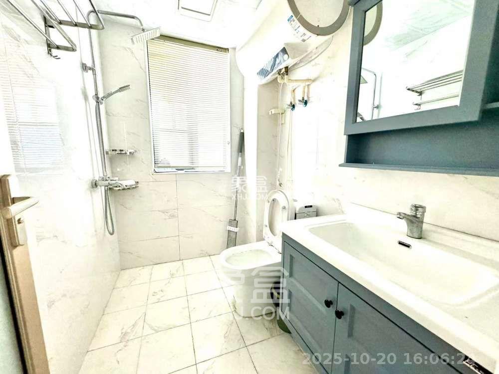 中南国际眼镜城(中伟商业中心)  4室2厅2卫    2600.0元/月 中南国际眼镜城(中伟商业中心)  4室2厅2卫    2600.0元/月