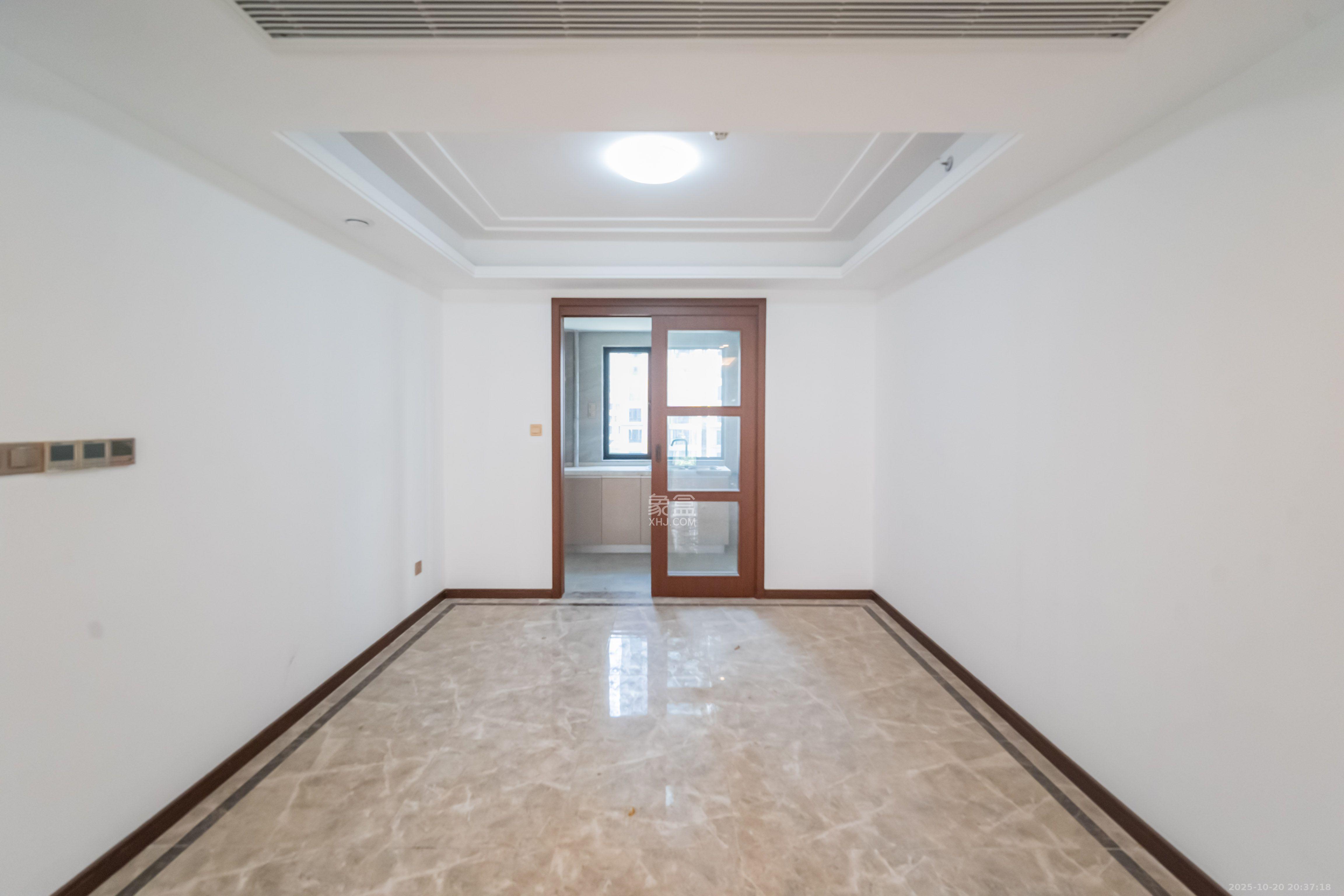 绿地长沙城际空间站(绿地新里佳苑)  5室2厅2卫    4000.0元/月 绿地长沙城际空间站(绿地新里佳苑)  5室2厅2卫    4000.0元/月室内图